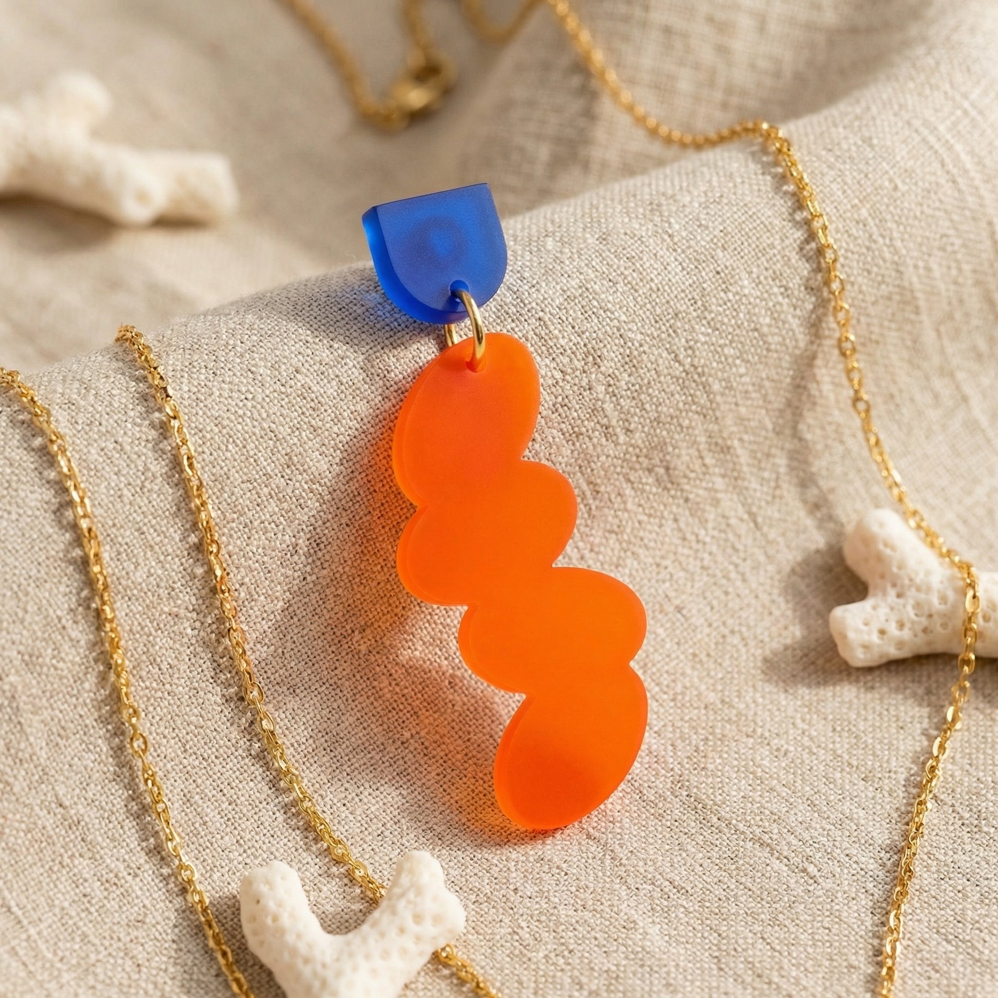 Feuerwelle – Orange Wellen-Ohrringe satiniert royalblau | Handgemachte Statement Ohrringe | ZIMI Jewelry