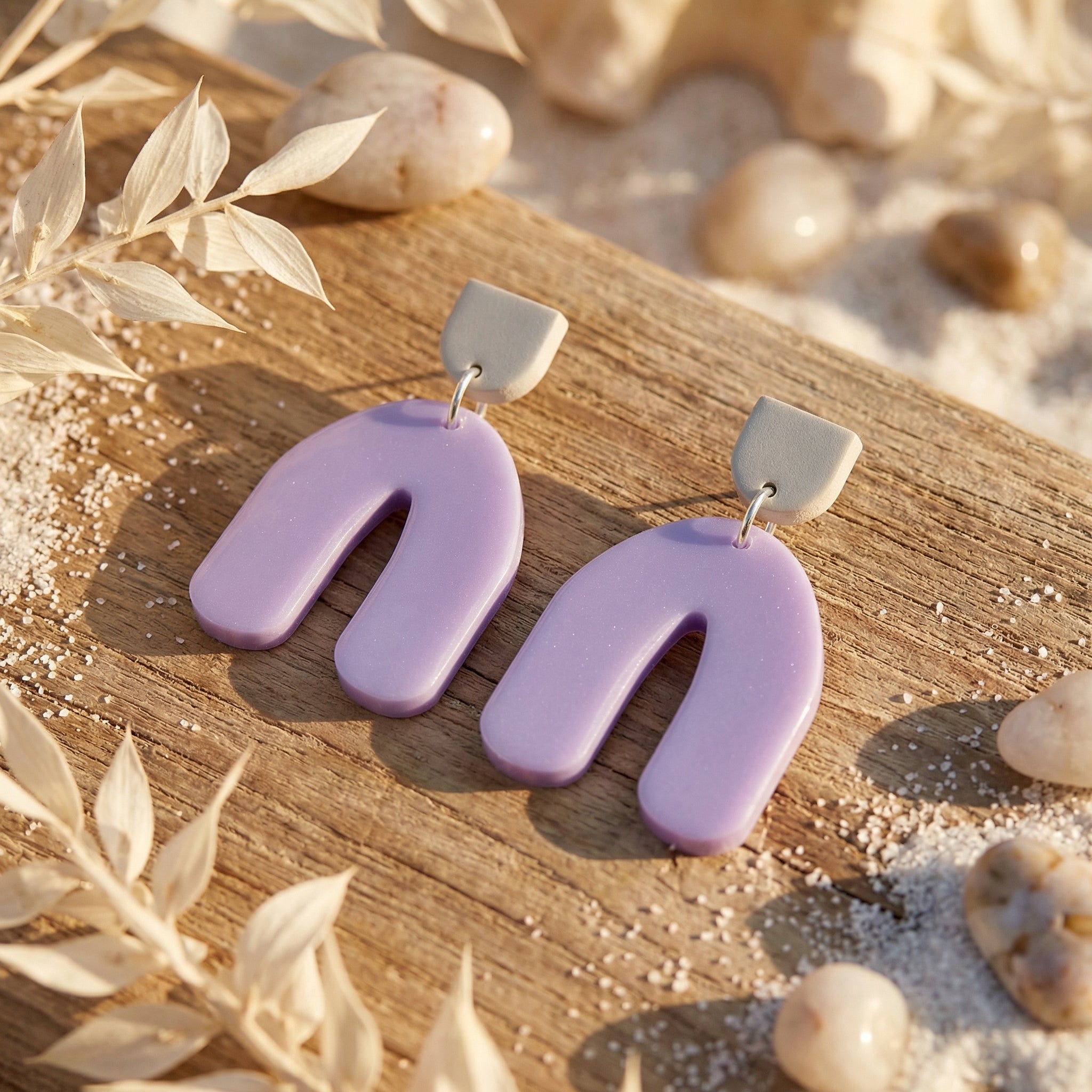 Lavendelbogen – Schimmernde Flieder Bogen-Ohrringe hellgrau | Handgemachte Statement Ohrringe | ZIMI Jewelry