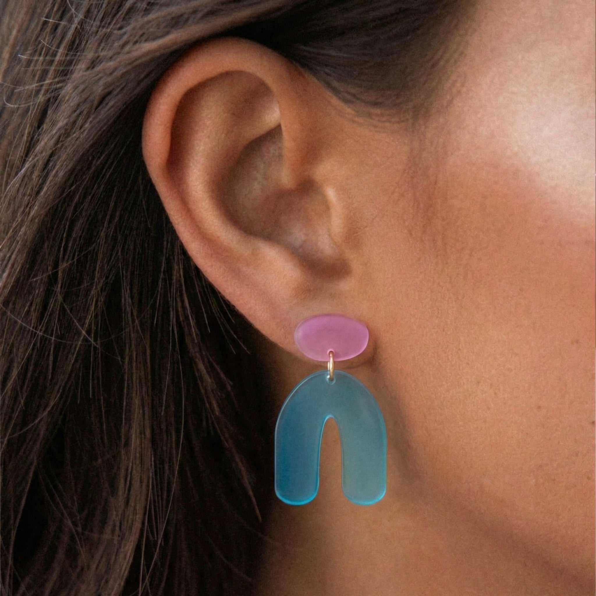 Türkisbogen – Geometrische Bogen-Ohrringe Türkis & Rosa | Handgemachte Statement Ohrringe | ZIMI Jewelry