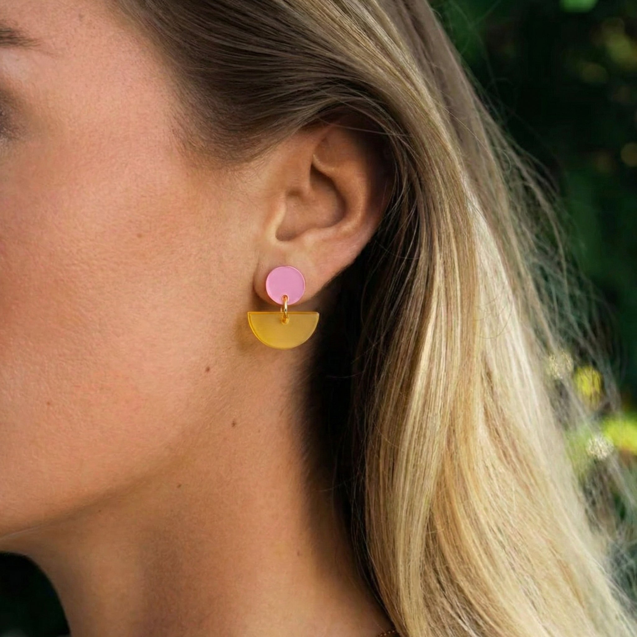 Kreismond Sommer – Geometrische Acryl Ohrringe Rosa & Gelb | Handgemachte Statement Ohrringe | ZIMI Jewelry