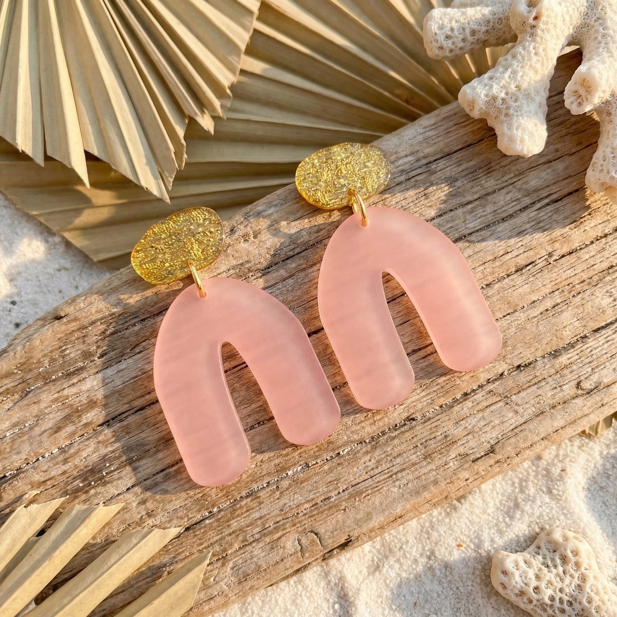 Puderbogen – Puderrosa Bogen-Ohrringe satiniert | Goldglitter-Stecker | Handgemachte Statement Ohrringe | ZIMI Jewelry