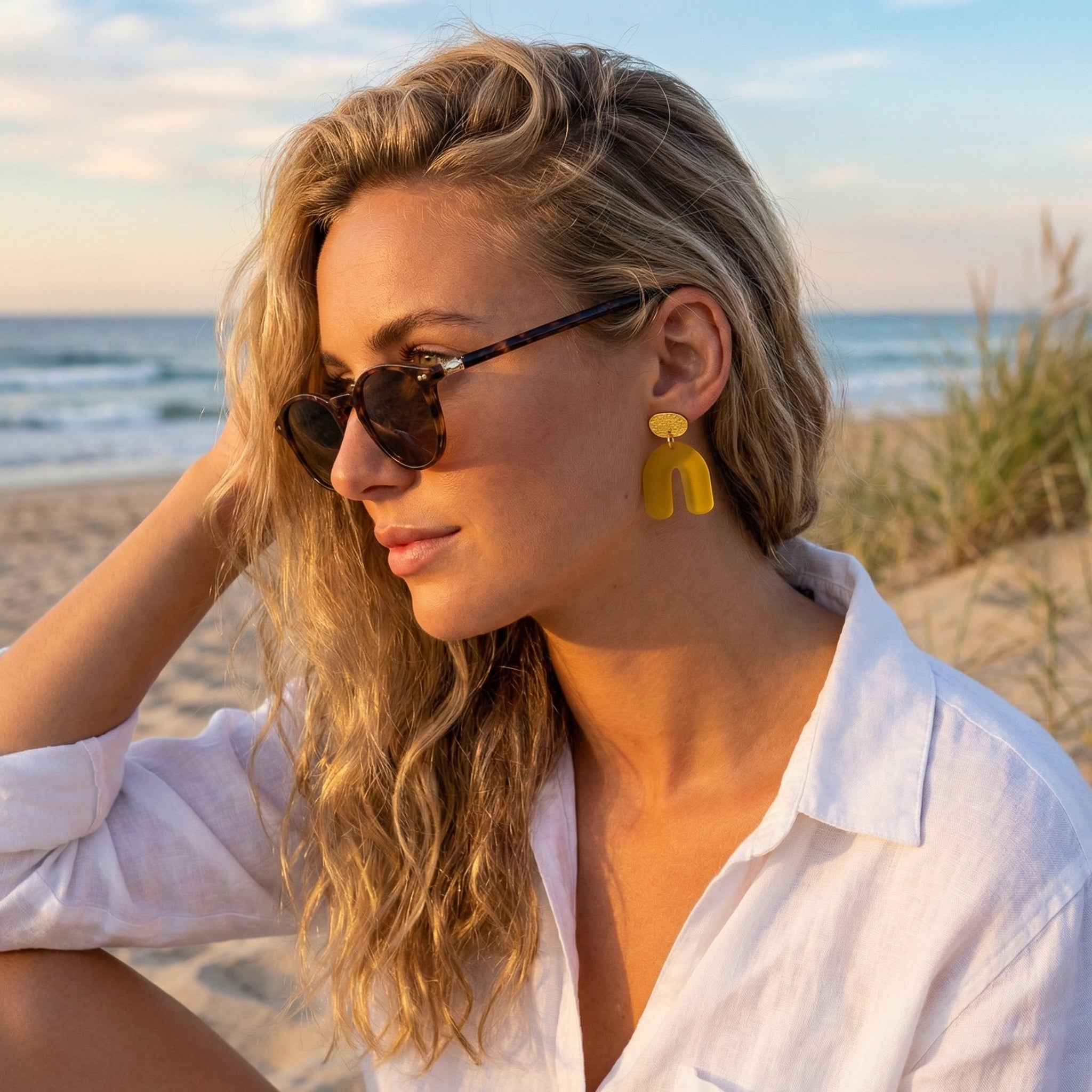 Sonnenbogen – Gelbegrün Acryl Bogen-Ohrringe mit Goldstecker | Handgemachte Statement Ohrringe | ZIMI Jewelry