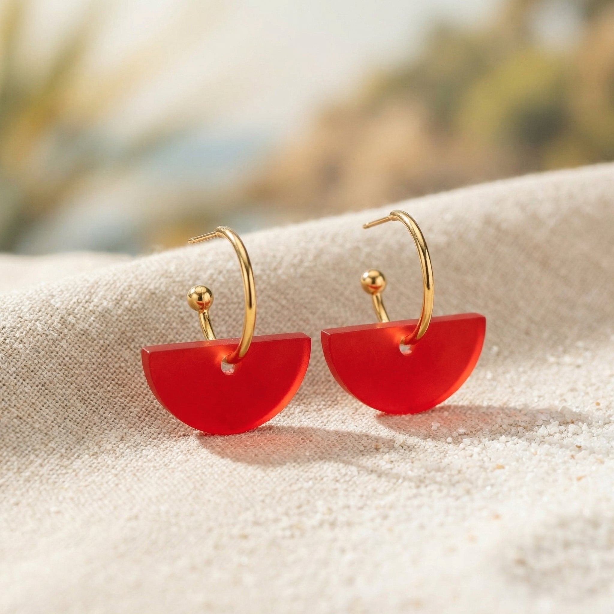 Mondcreole Feuermond – 18k Gold Creole mit rotem Halbkreis-Anhänger | Mix & Match | ZIMI Jewelry