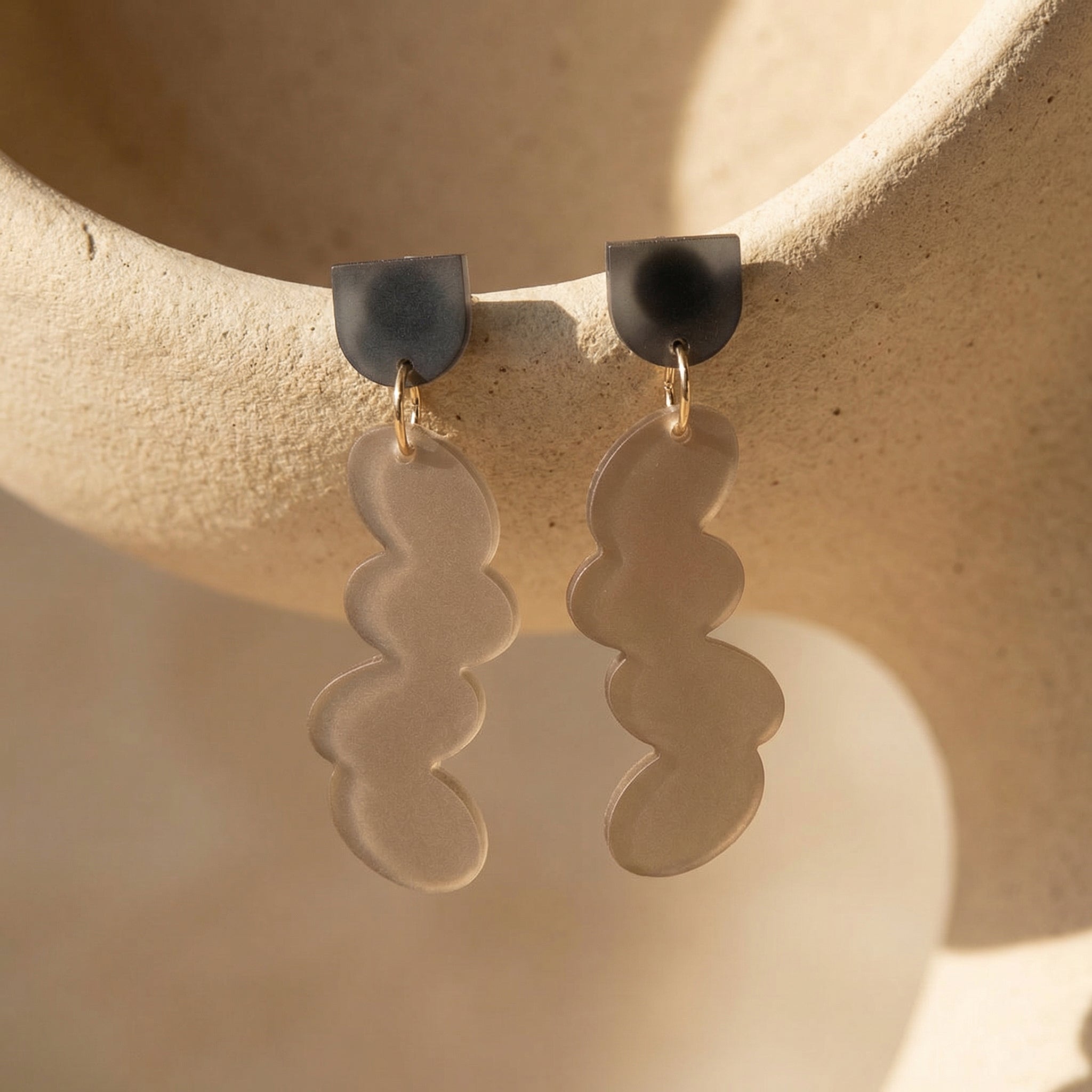 Kieselturm – Organische Stapel-Ohrringe schlamm anthrazit | Handgemachte Statement Ohrringe | ZIMI Jewelry