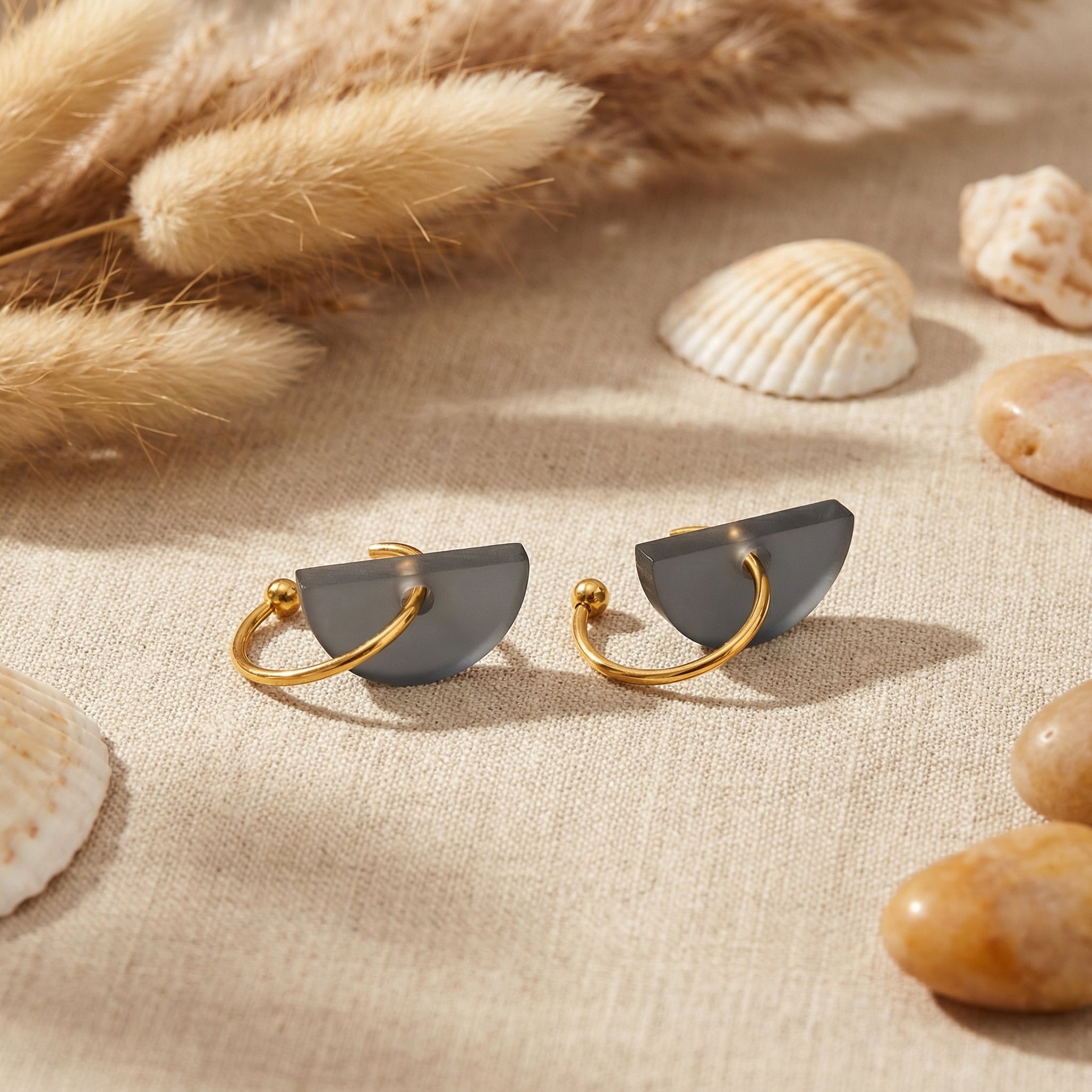 Mondcreole Kohlmond – 18k Gold Creole mit anthrazit Halbkreis-Anhänger | Mix & Match | ZIMI Jewelry