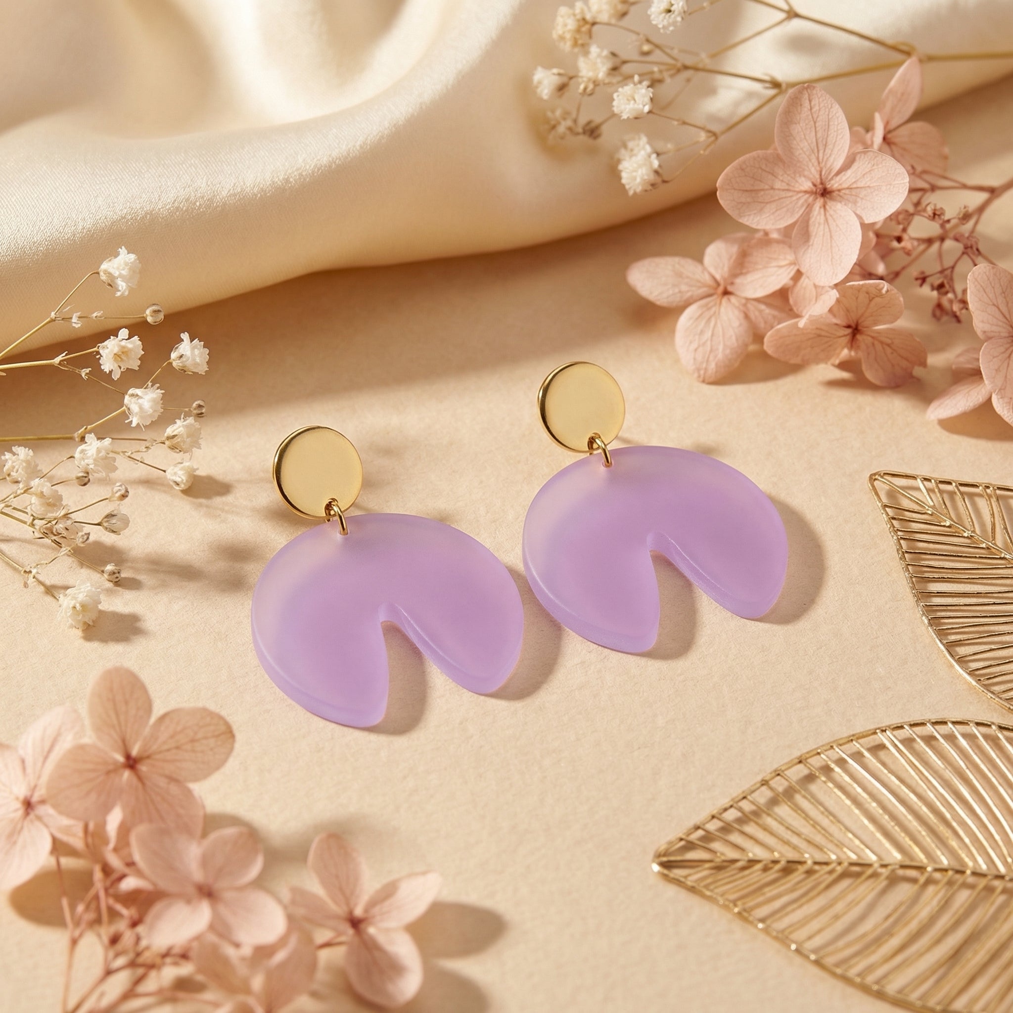 Fliedertulpe – Flieder Blütenkelch-Ohrringe satiniert | Vergoldeter Edelstahl-Stecker | ZIMI Jewelry