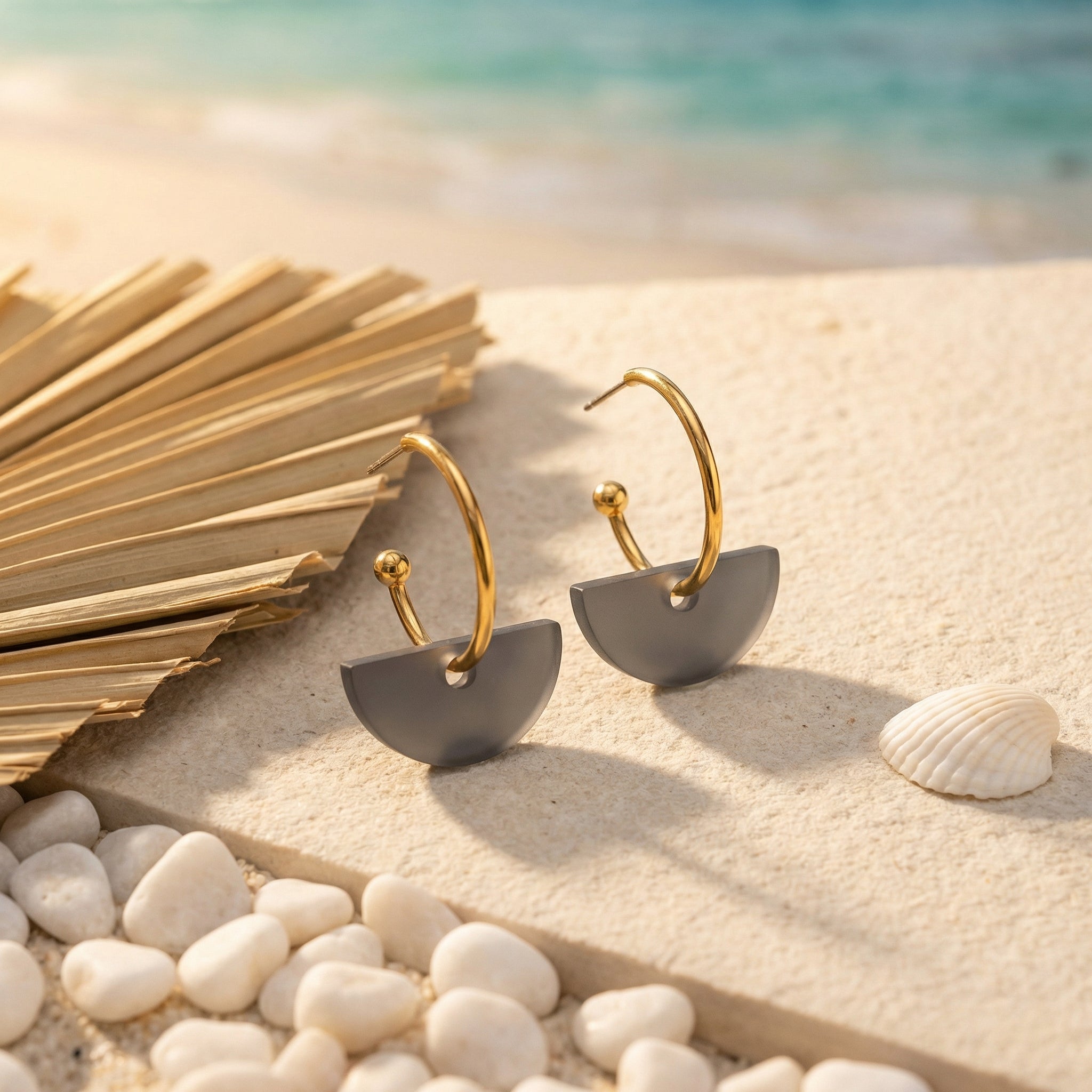 Mondcreole Kohlmond – 18k Gold Creole mit anthrazit Halbkreis-Anhänger | Mix & Match | ZIMI Jewelry