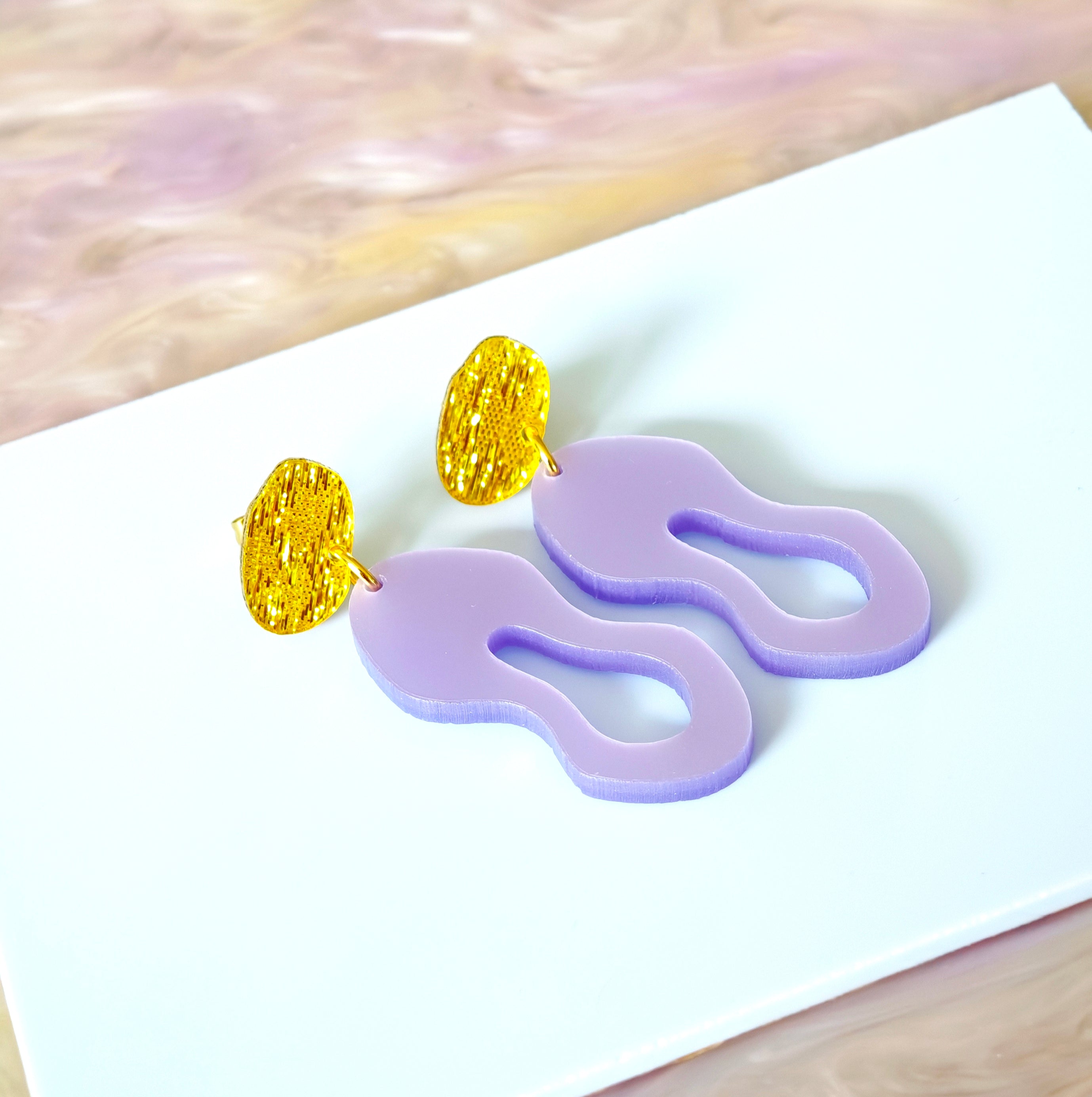 Lilavell – Organische Acryl Ohrringe mit Goldstecker | Handgemachte Statement Ohrringe | ZIMI Jewelry