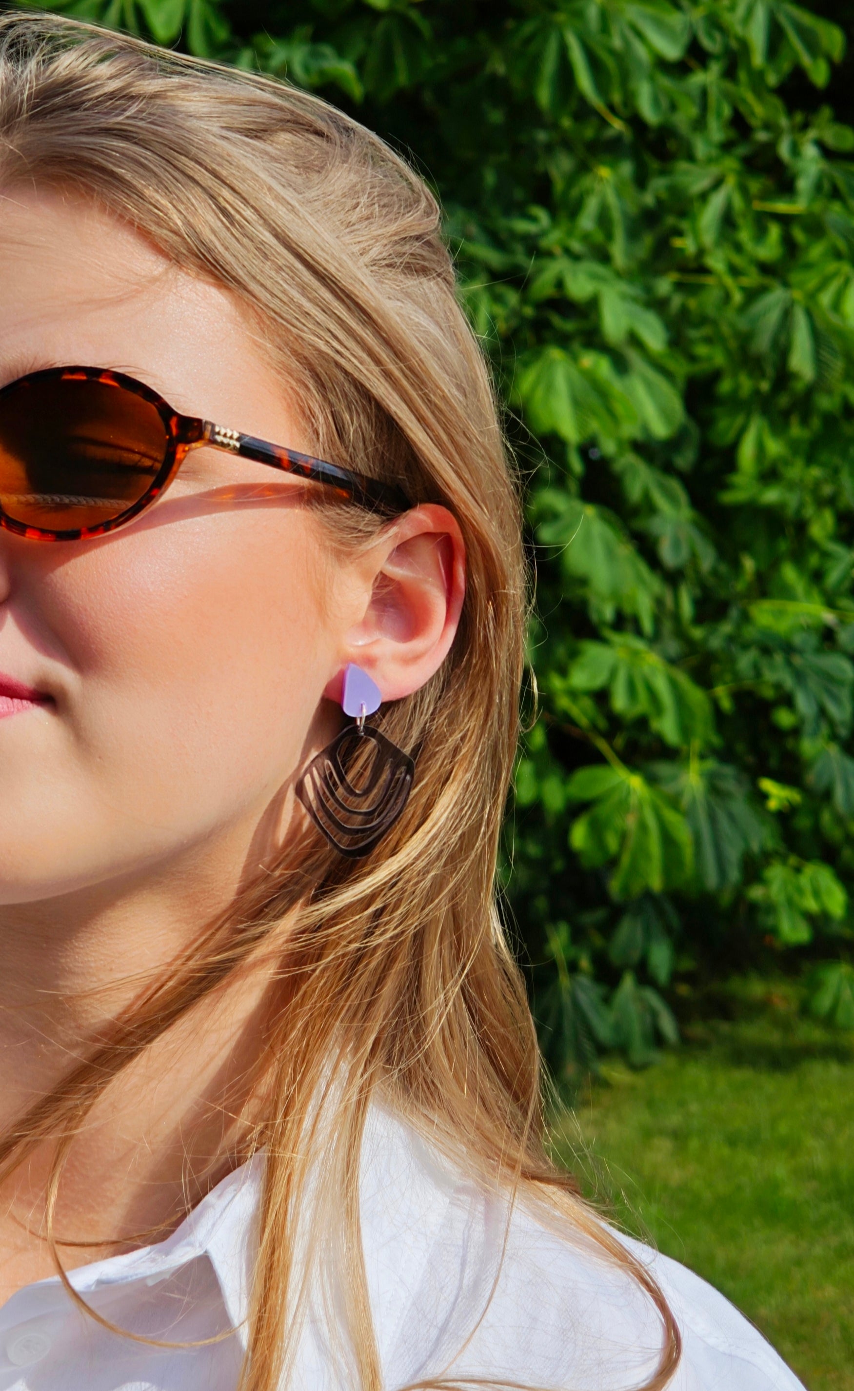 Silberraute – Transparente Acryl-Ohrringe silbergrau lila | Handgemachte Statement Ohrringe | ZIMI Jewelry