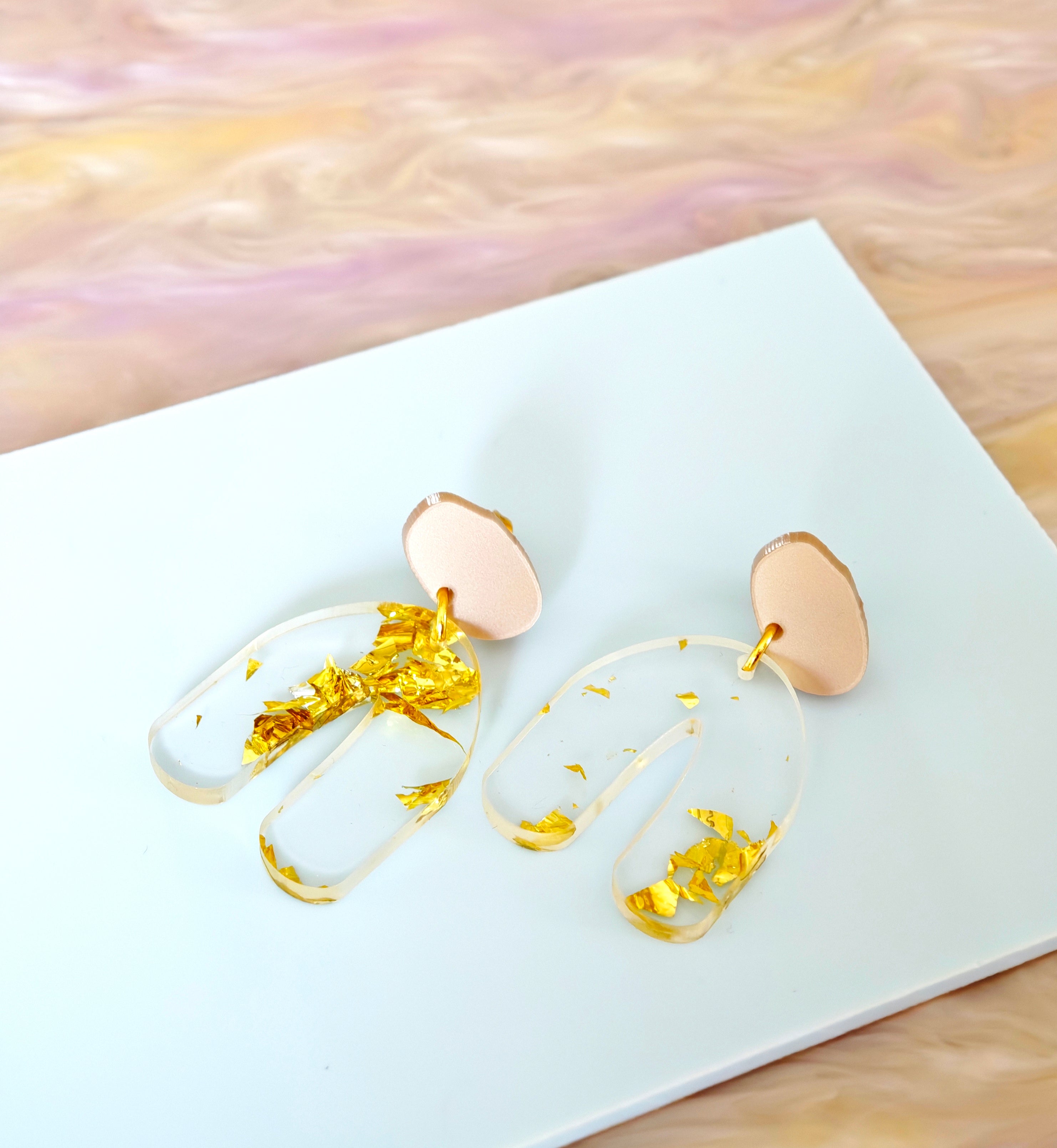 Goldbogen – Transparente Acryl Ohrringe mit Blattgold | Handgemachte Statement Ohrringe | ZIMI Jewelry