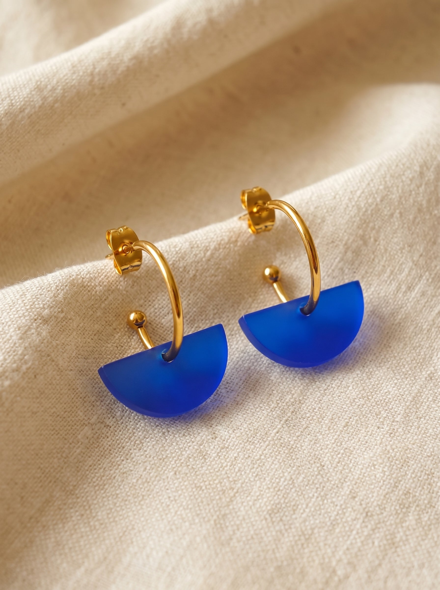 Wechselcreole Halbmond Royalblau | Mix & Match Ohrringe Edelstahl 18K vergoldet | Greencast Acryl handmade