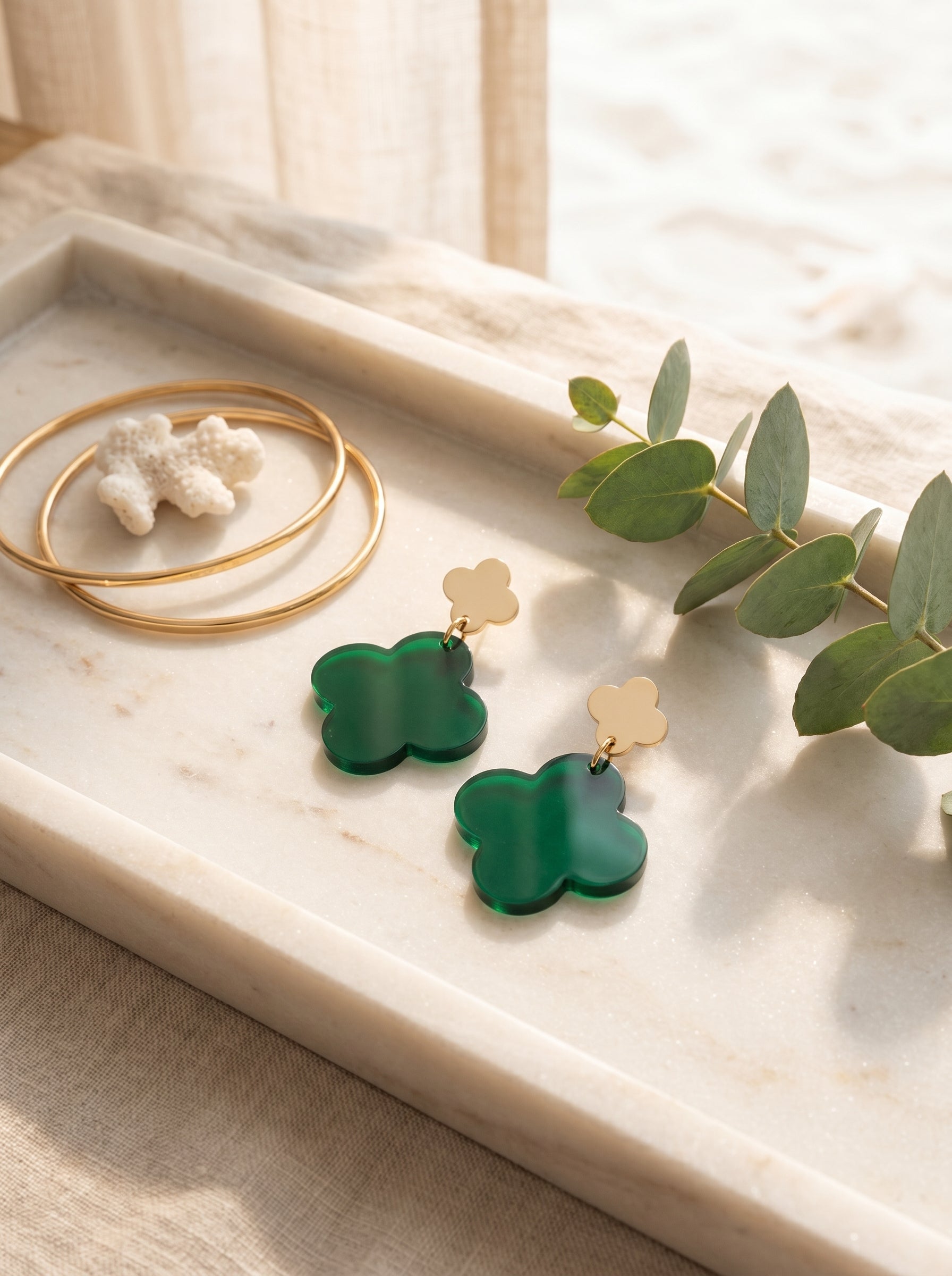 Ohrringe „Smaragdklee“ , Smaragdgrün transparent – Goldcreme – Greencast Acryl – Kleeblatt-Design