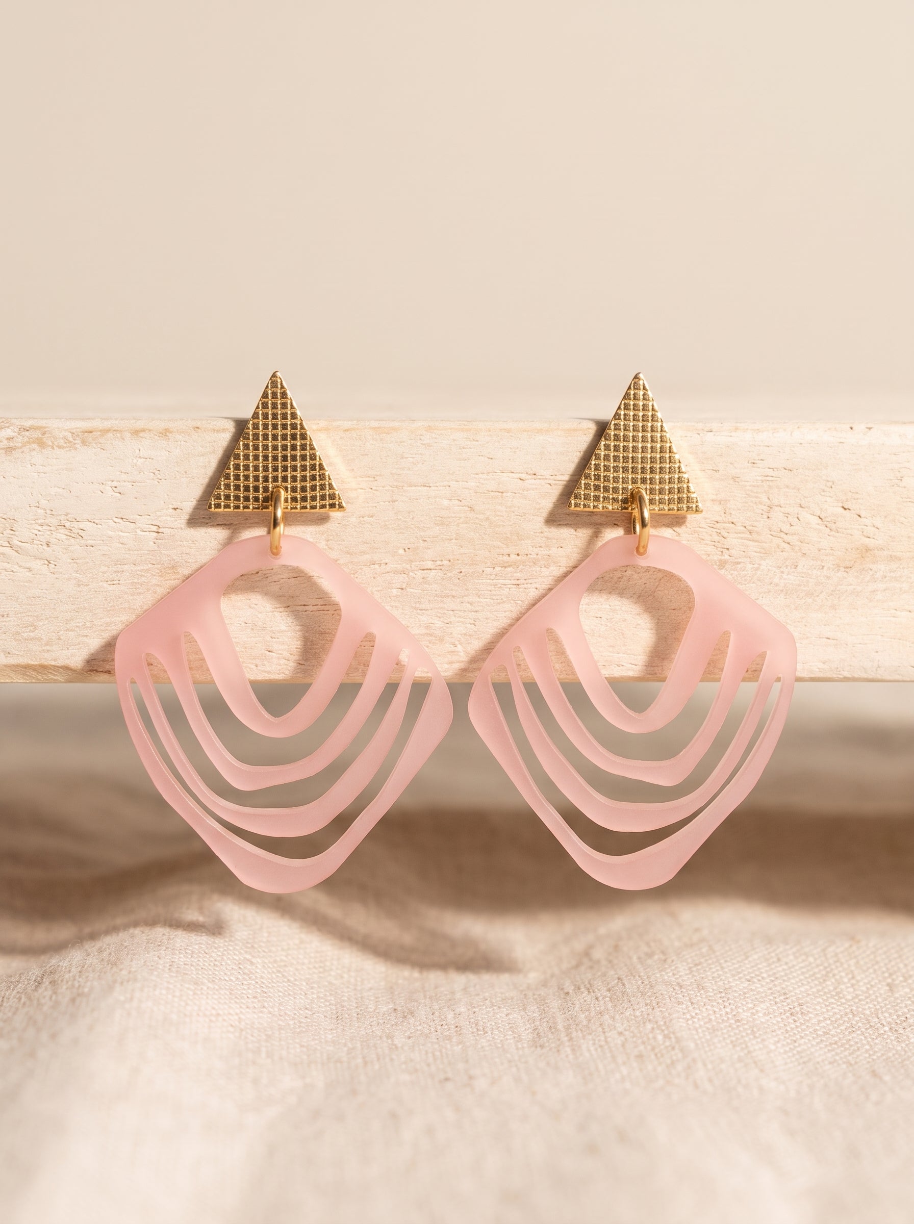 Ohrstecker, Muschel Ohrringe, Dreieck Ohrringe, maritime Ohrringe, rosa Ohrringe, zartrosa Ohrringe, rosé Ohrringe, feminine Ohrringe, nickelfreie Ohrringe, Ohrringe vergoldet, 18 Karat vergoldet, Greencast Acryl, Acryl Ohrringe, leichte Ohrringe, handmade Ohrringe, Ohrringe Deutschland, Sommer Ohrringe, ZIMI Jewelry