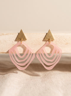 Ohrstecker, Muschel Ohrringe, Dreieck Ohrringe, maritime Ohrringe, rosa Ohrringe, zartrosa Ohrringe, rosé Ohrringe, feminine Ohrringe, nickelfreie Ohrringe, Ohrringe vergoldet, 18 Karat vergoldet, Greencast Acryl, Acryl Ohrringe, leichte Ohrringe, handmade Ohrringe, Ohrringe Deutschland, Sommer Ohrringe, ZIMI Jewelry