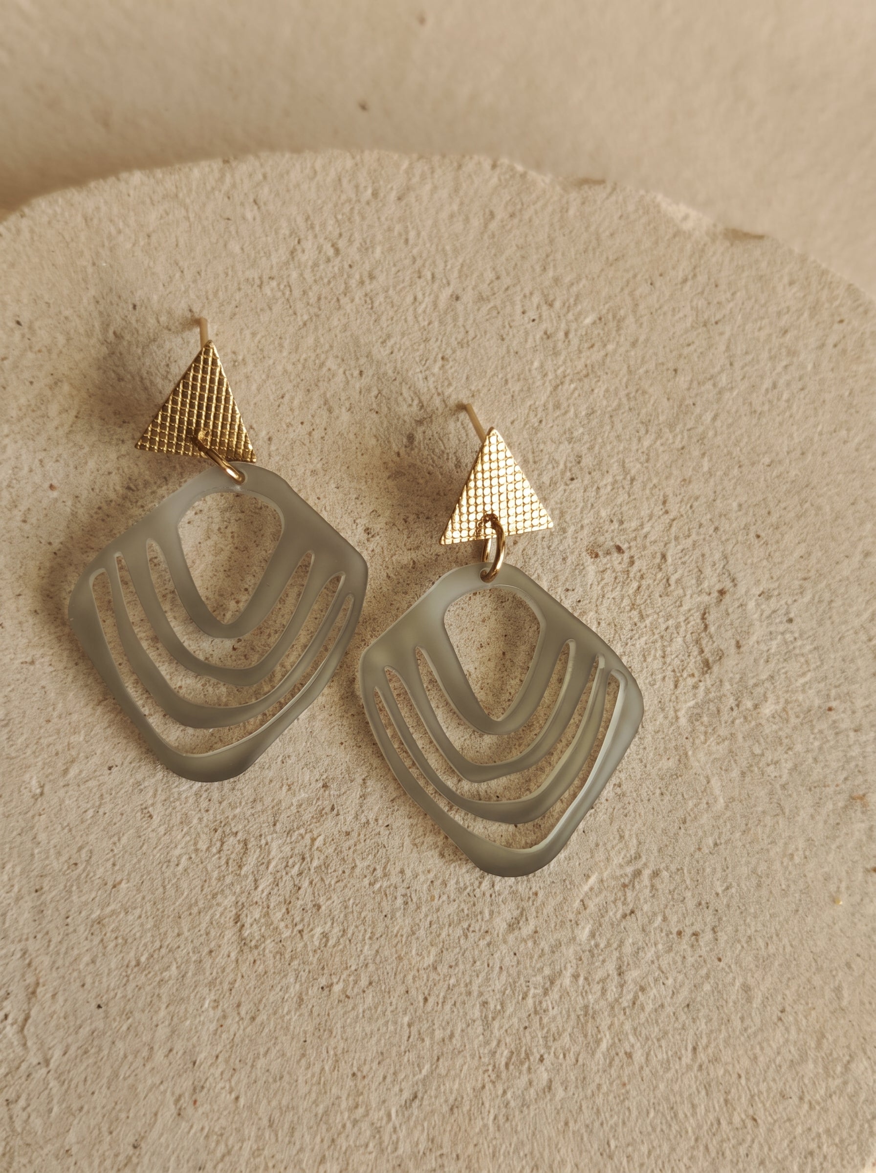 Ohrstecker, Muschel Ohrringe, Dreieck Ohrringe, maritime Ohrringe, schlammfarbene Ohrringe, taupe Ohrringe, beige Ohrringe, Naturtöne Ohrringe, nickelfreie Ohrringe, Ohrringe vergoldet, 18 Karat vergoldet, Greencast Acryl, Acryl Ohrringe, leichte Ohrringe, handmade Ohrringe, Ohrringe Deutschland, Sommer Ohrringe, ZIMI Jewelry