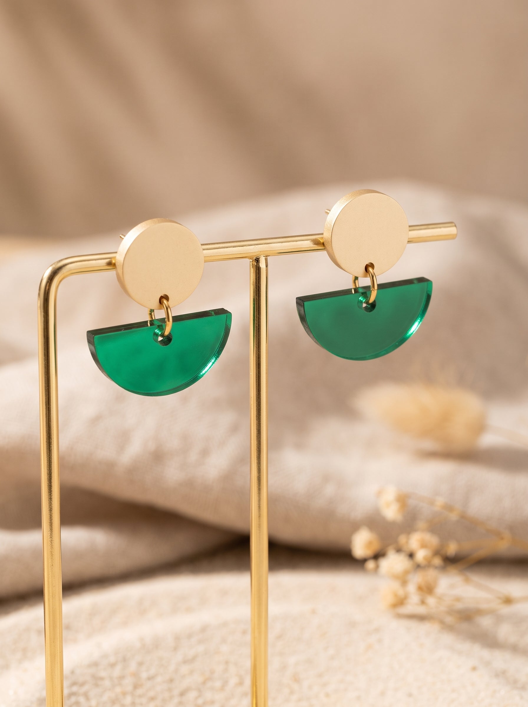 Ohrstecker Halbmond Goldcreme & Smaragdgrün | Greencast Acryl Ohrringe | Öse vergoldet handmade