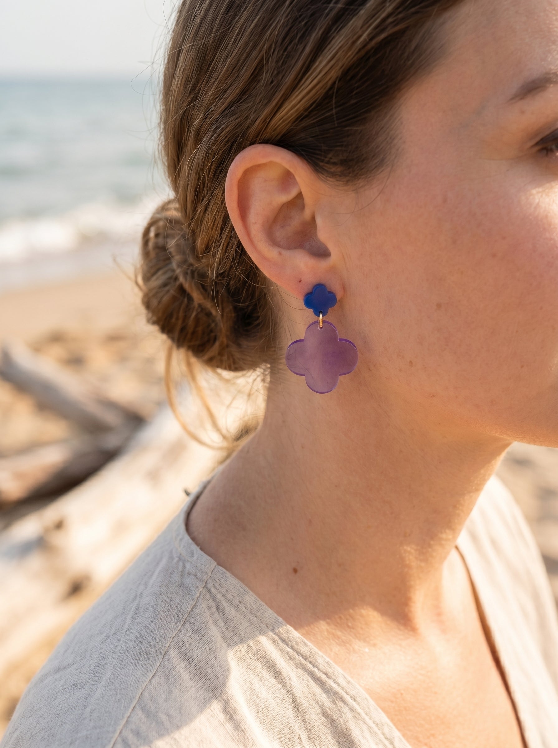 Ohrringe „Violettklee“ , Transparentes Violett – Kobaltblau – Greencast Acryl – Kleeblatt-Design