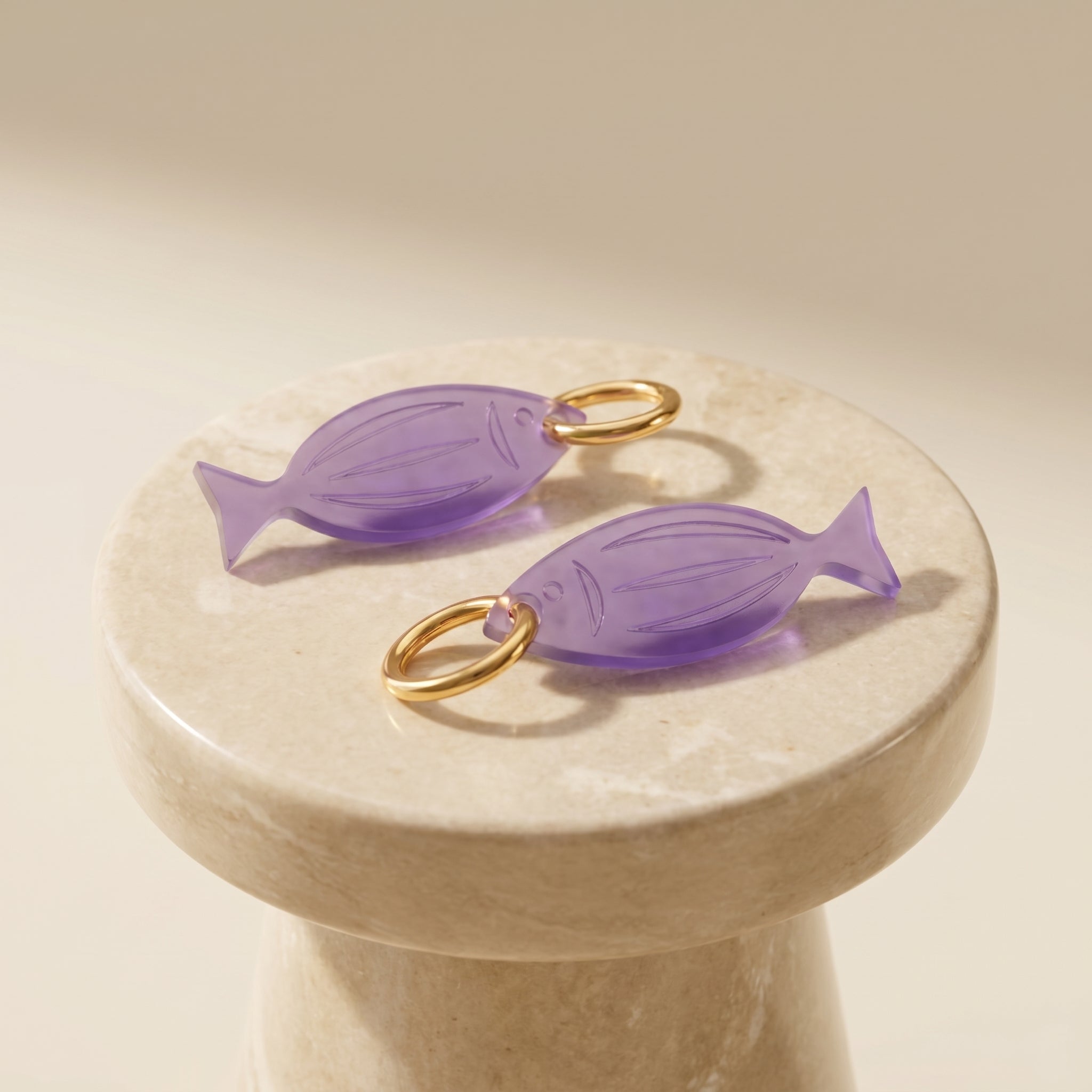 maritime Ohrringe lila, Creolen mit Fisch Anhänger, lila Ohrringe vergoldet allergiefrei, Greencast Acryl Ohrringe lila, handmade Schmuck Deutschland, ZIMI Jewelry