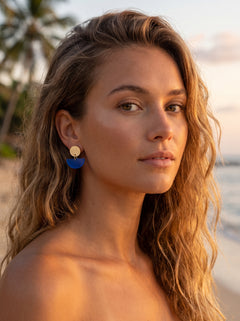 Ohrstecker, Halbmond Ohrringe, zweifarbige Ohrringe, goldcreme Ohrringe, creme Ohrringe, royalblaue Ohrringe, blaue Ohrringe, maritime Ohrringe, nickelfreie Ohrringe, Ohrringe vergoldet, Greencast Acryl, Acryl Ohrringe, leichte Ohrringe, schlichte Ohrringe, handmade Ohrringe, Ohrringe Deutschland, Sommer Ohrringe, ZIMI Jewelry