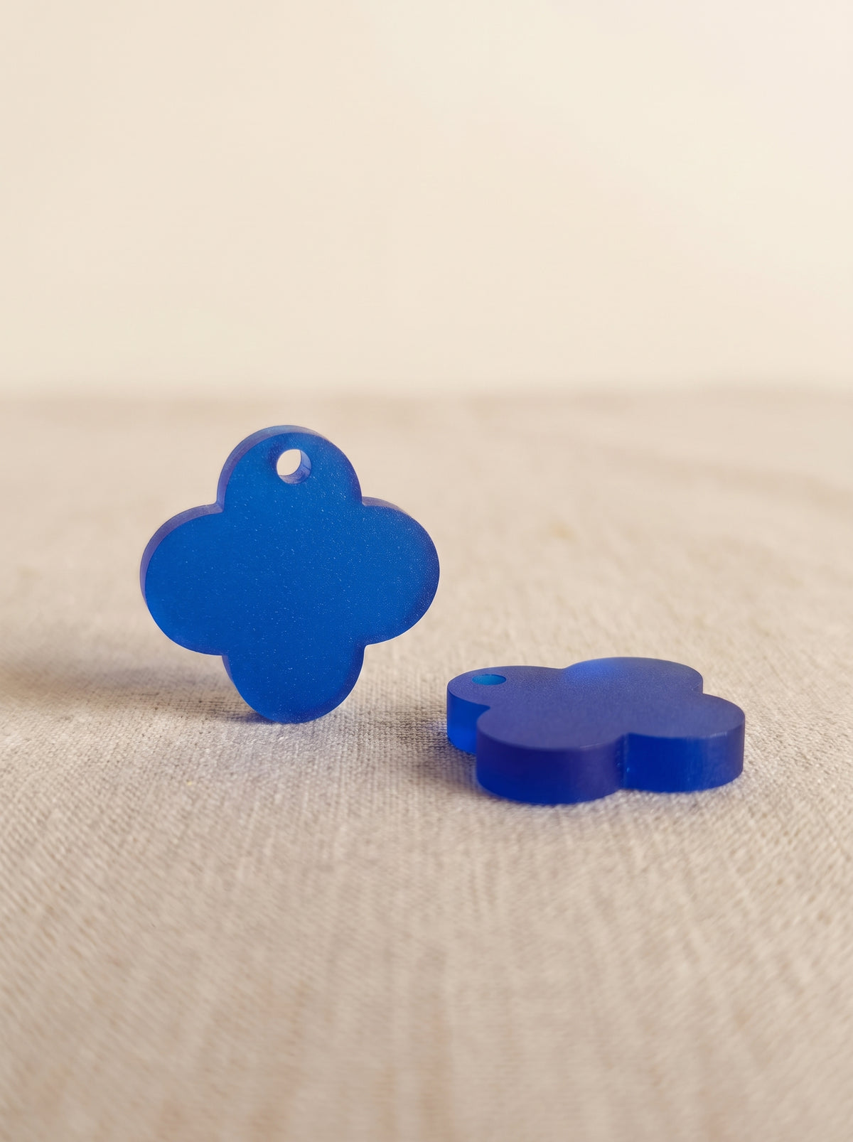 Wechselanhänger, Mix & Match Anhänger, Ersatzanhänger Creole, Anhänger zum Nachkaufen, Kleeblatt Anhänger, Kleeblattanhänger, Blume Anhänger, royalblaue Anhänger, blaue Anhänger, königsblau Anhänger, satinierte Anhänger, Wechselcreole Anhänger, Greencast Acryl, Acryl Anhänger, Ohrring Anhänger, handmade, Ohrringe Deutschland, Wechselsystem, ZIMI Jewelry
