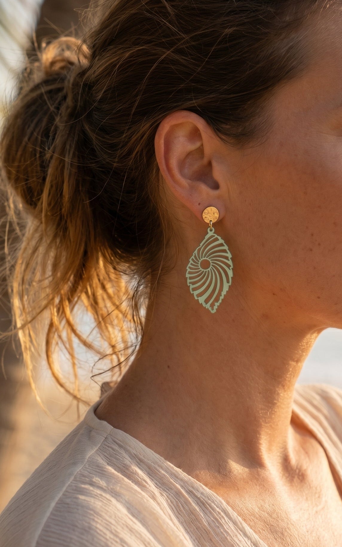 Statement-Ohrhänger Spirale Lindgrün | große Ohrringe Edelstahl 18K vergoldet | Greencast Acryl handmade