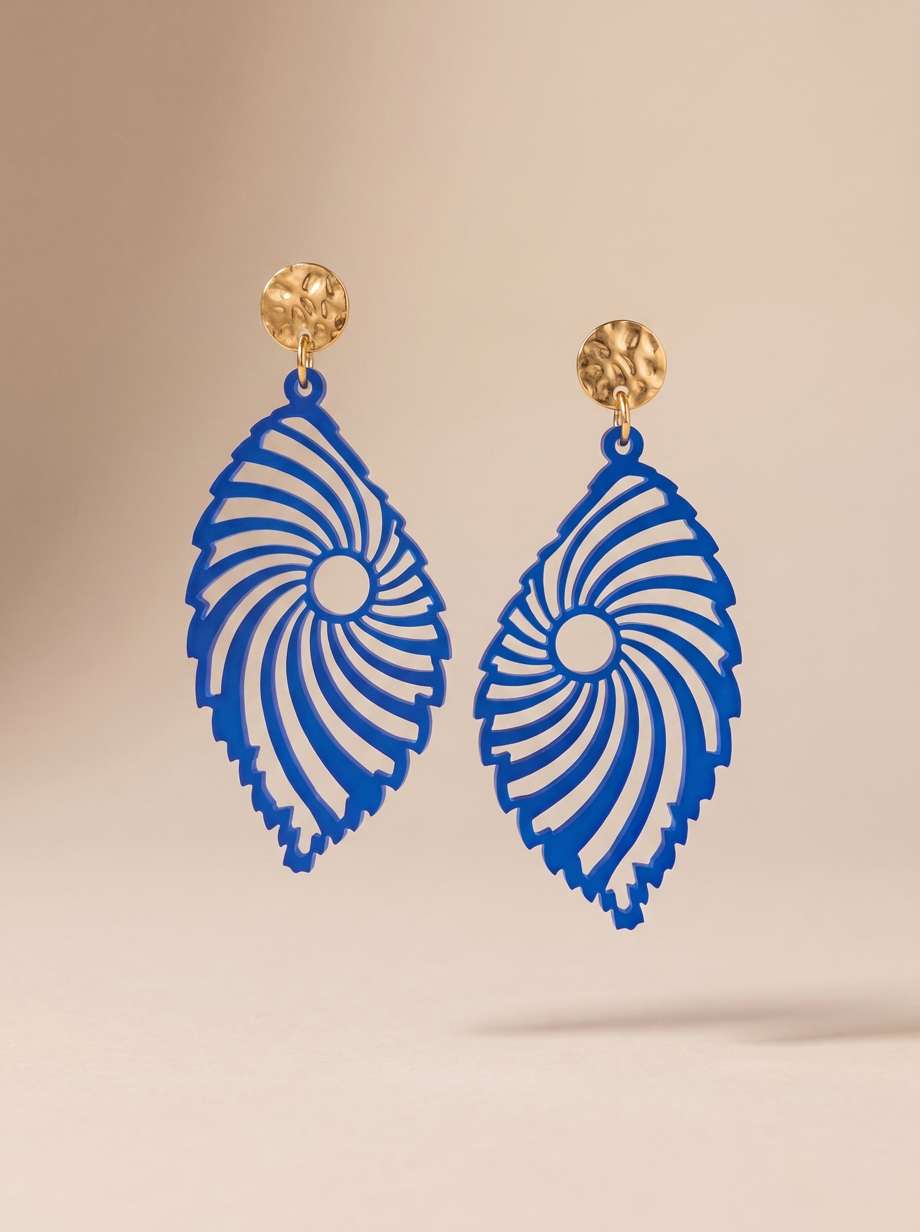 Statement-Ohrhänger Spirale Royalblau | große Ohrringe Edelstahl 18K vergoldet | Greencast Acryl handmade