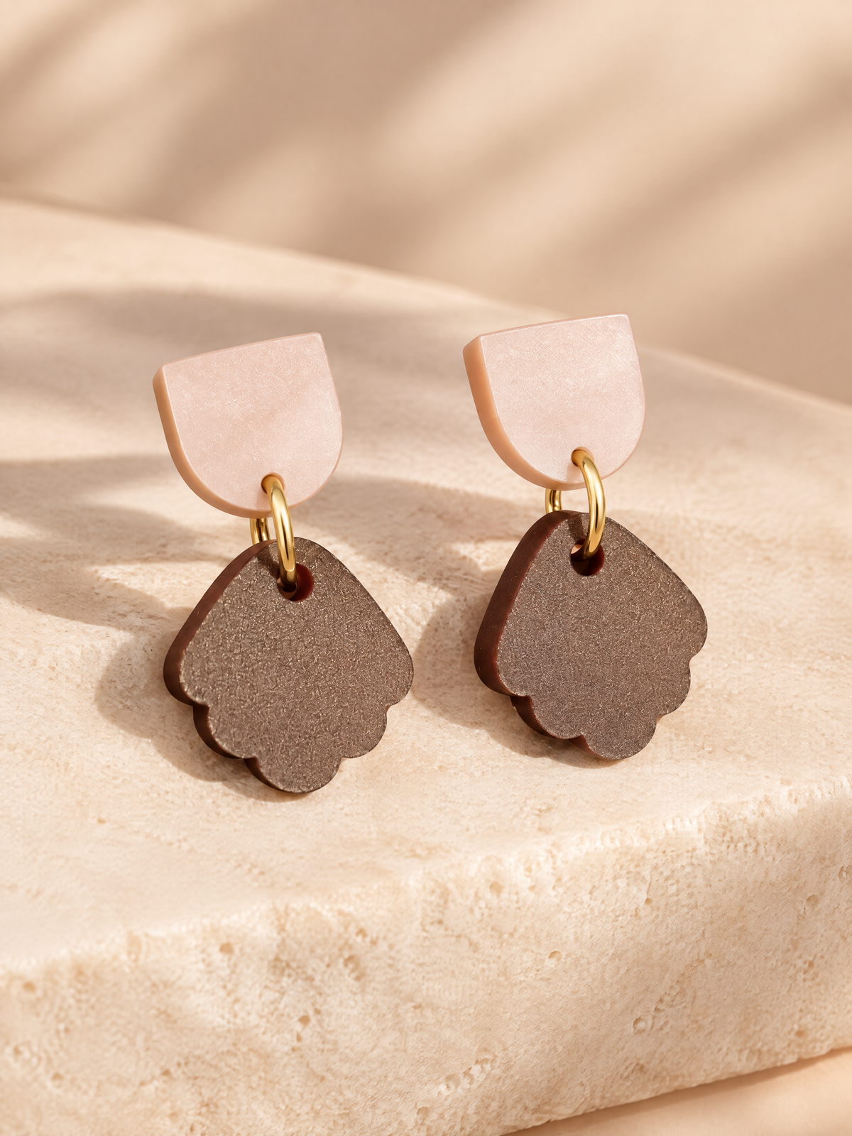 Muschel-Ohrringe Blush-Braun | Öse gold oder silber | Vertäumter Ohrstecker aus Greencast Acryl handmade