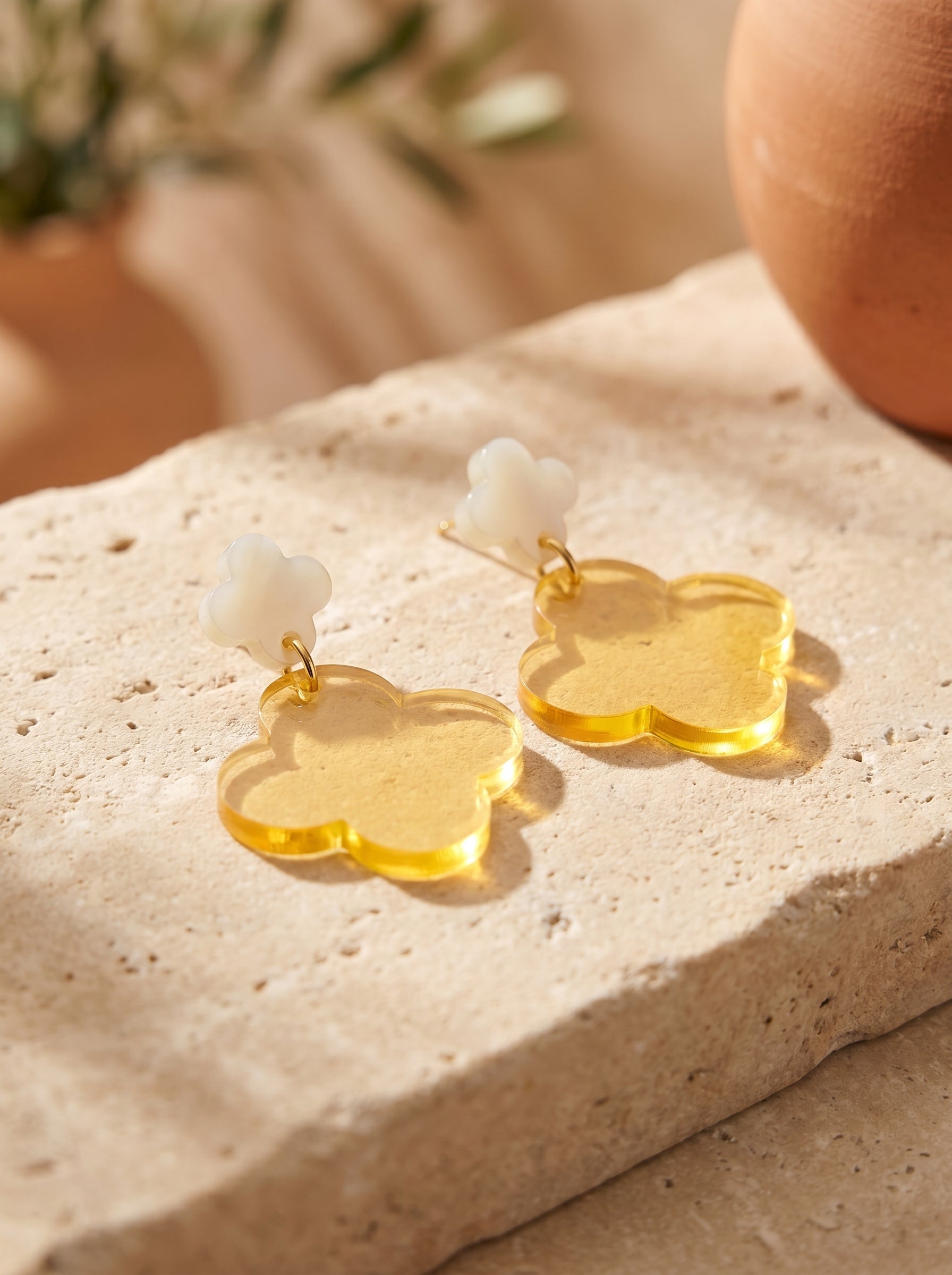 Ohrringe „Sonnenklee“ , Transparentes Sonnengelb – Elfenbein – Greencast Acryl – Kleeblatt-Design