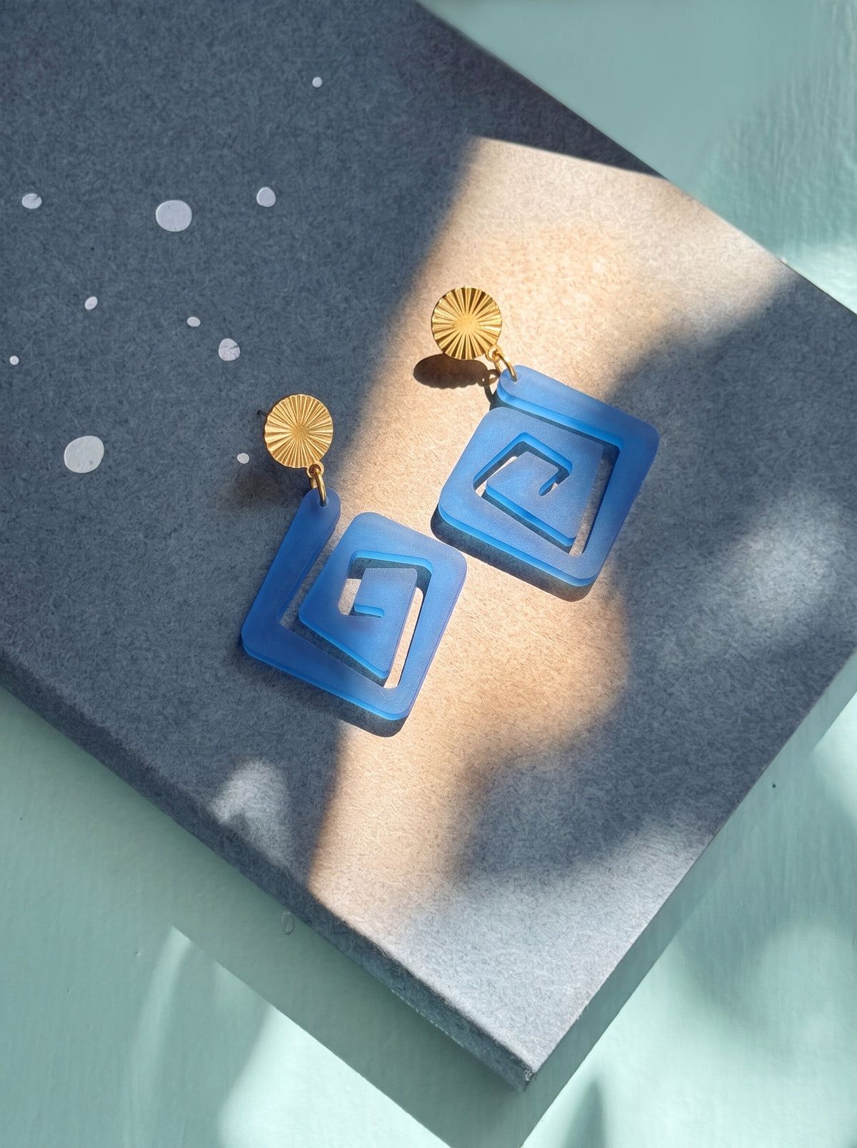 Statement-Ohrringe „Labyrinth Blau“ | Ohrhänger mit Edelstahl-Sonne, vergoldet | Greencast Acryl handmade