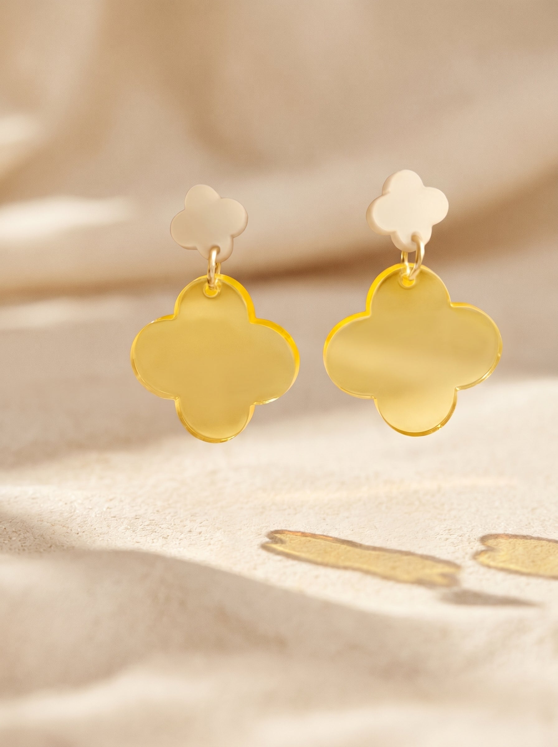 Ohrringe „Sonnenklee“ , Transparentes Sonnengelb – Elfenbein – Greencast Acryl – Kleeblatt-Design