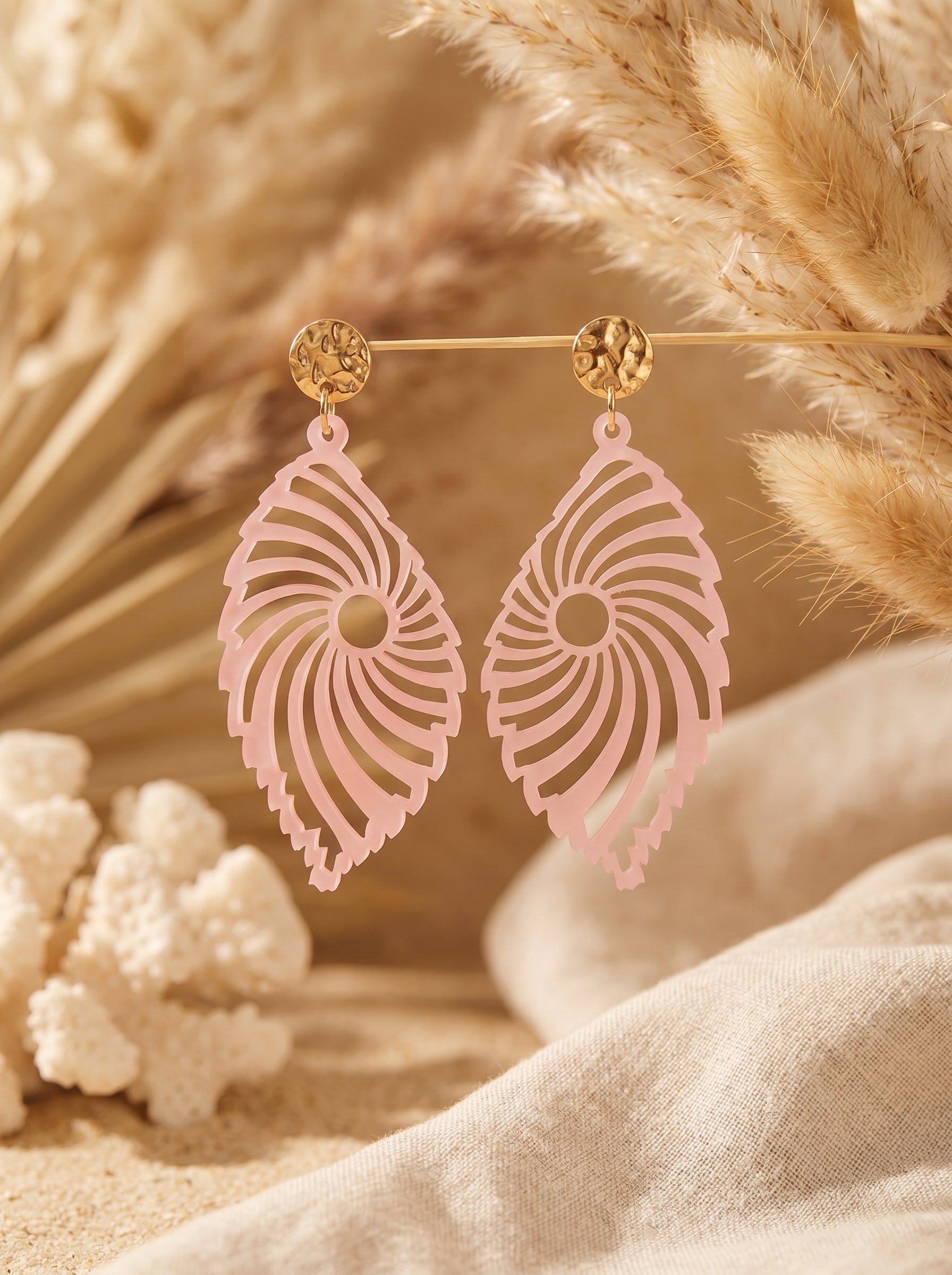 Statement Ohrringe, große Ohrringe, Statement Ohrhänger, Ohrhänger vergoldet, filigrane Ohrringe, Spirale Ohrringe, Muschel Ohrringe, rosé Ohrringe, rosa Ohrringe, altrosa Ohrringe, Ohrringe Edelstahl vergoldet, 18 Karat vergoldet, Greencast Acryl, Acryl Ohrringe, leichte Statement Ohrringe, handmade Ohrringe, Ohrringe Deutschland, Sommer Ohrringe, maritime Ohrringe, ZIMI Jewelry