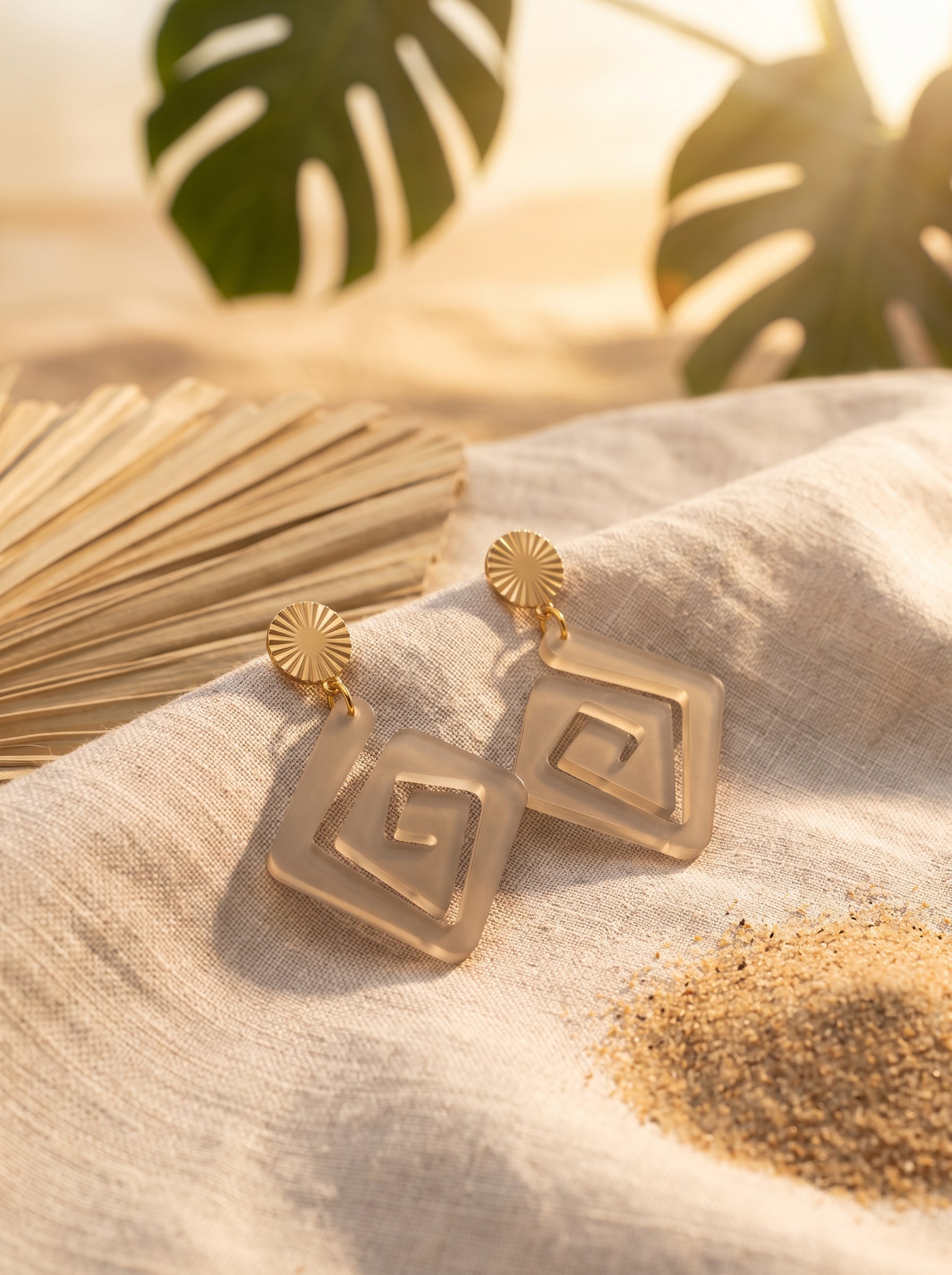 Statement-Ohrhänger mit Labyrinth-Anhänger aus Greencast® Acryl in Schlamm, satiniert. Edelstahl 18K vergoldet, federleicht, handmade in Deutschland.