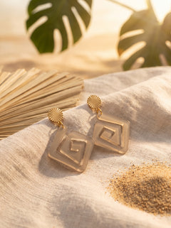Statement-Ohrhänger mit Labyrinth-Anhänger aus Greencast® Acryl in Schlamm, satiniert. Edelstahl 18K vergoldet, federleicht, handmade in Deutschland.