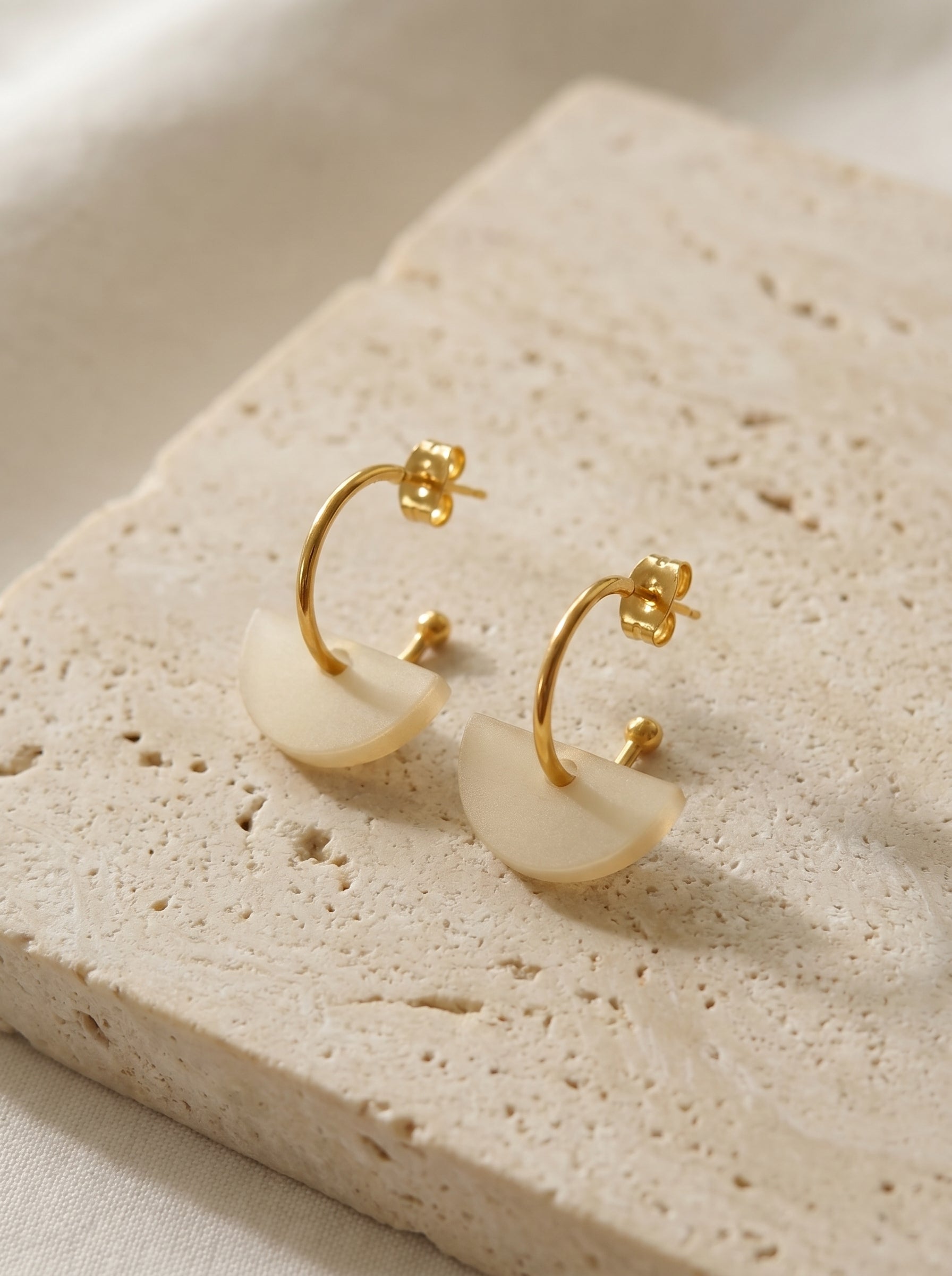 Wechselcreole Halbmond Elfenbein | Mix & Match Ohrringe Edelstahl 18K vergoldet | Greencast Acryl handmade