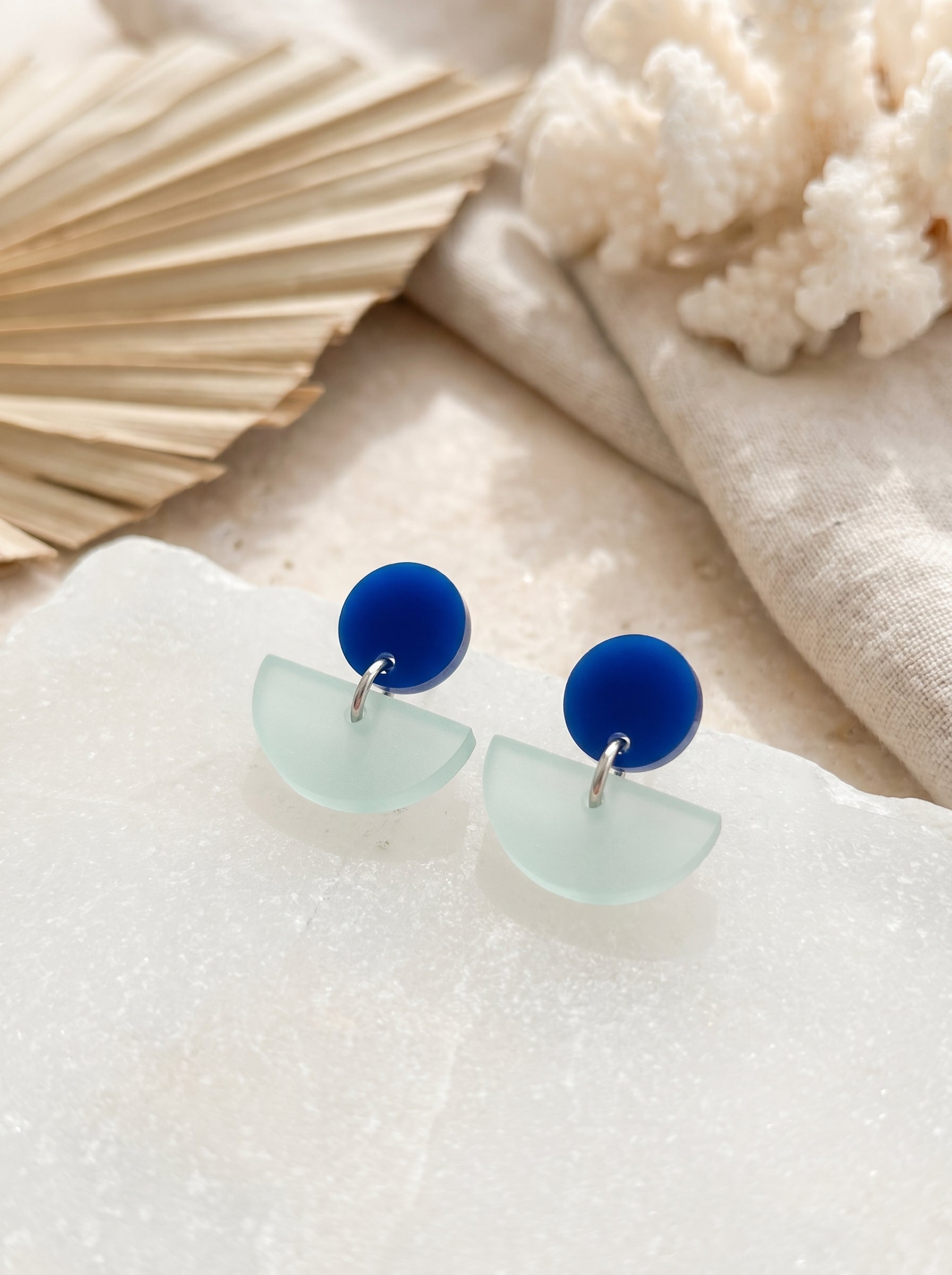 Ohrstecker Halbmond Royalblau & Iceblau | Greencast Acryl Ohrringe | nickelfrei handmade
