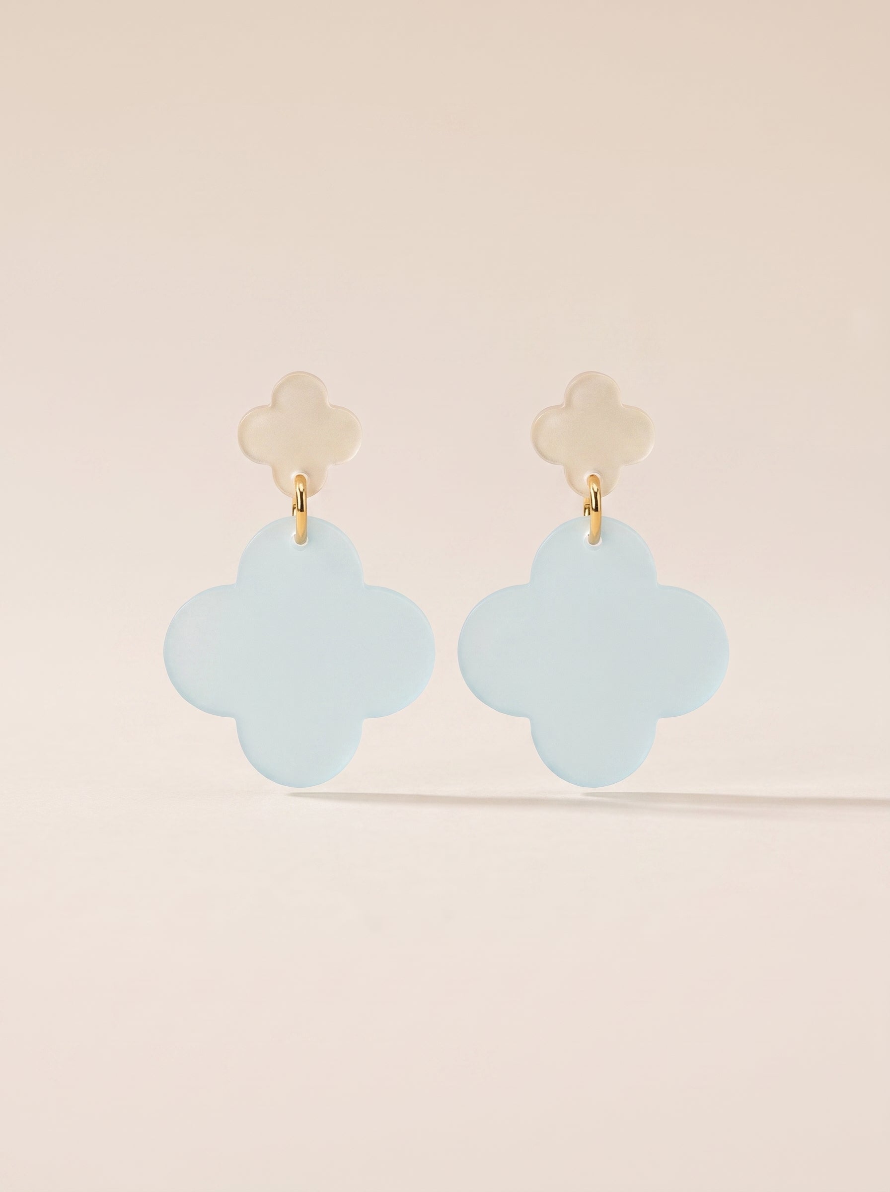 Blüten-Ohrhänger Elfenbein & Iceblau | Greencast Acryl Ohrringe | handmade Edelstahl nickelfrei