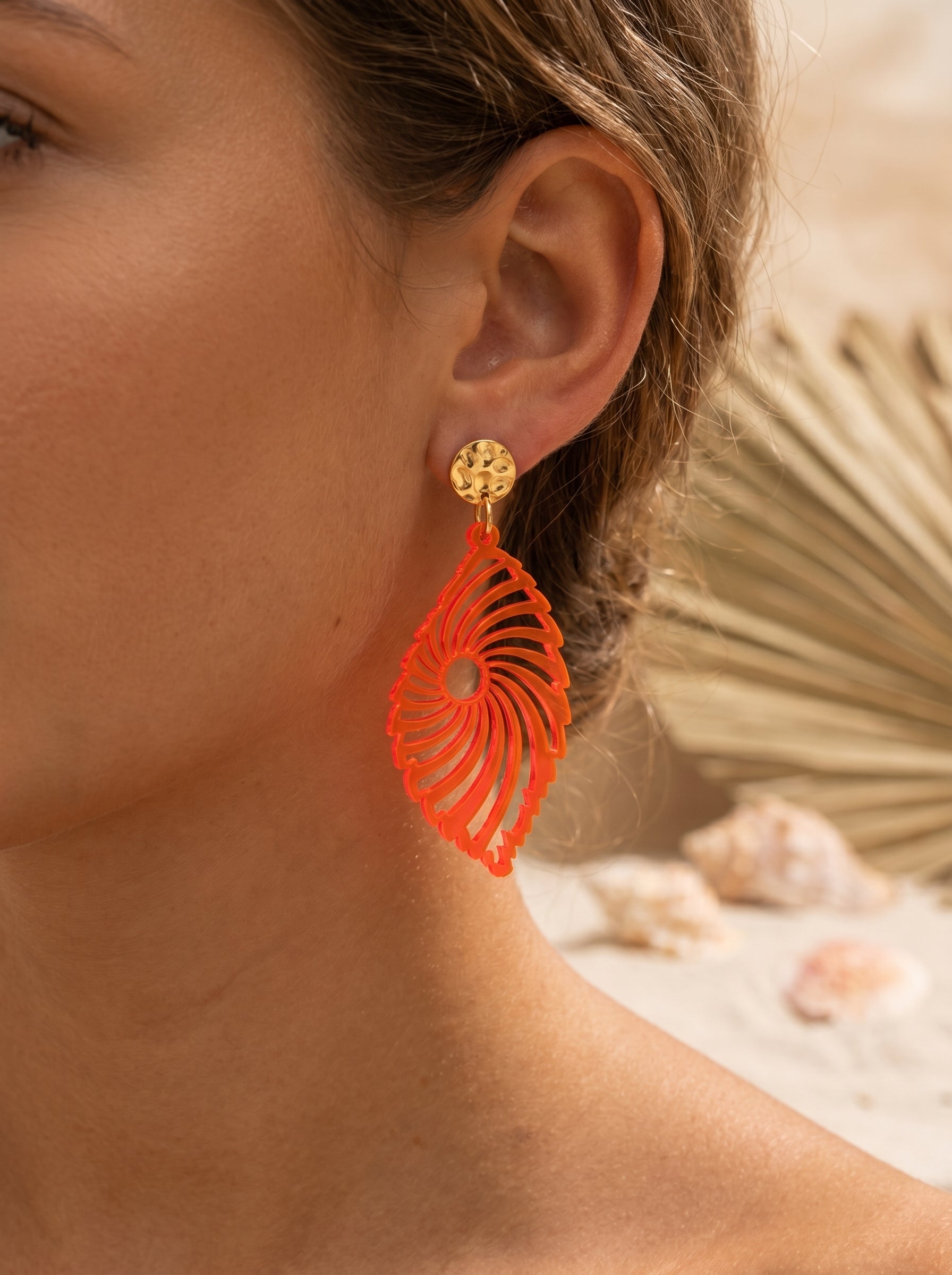 Ohrringe „Feuerblatt“, Kräftiges Orange satiniert – 18 Karat vergoldeter Edelstahl – Spiralmuschel-Design
