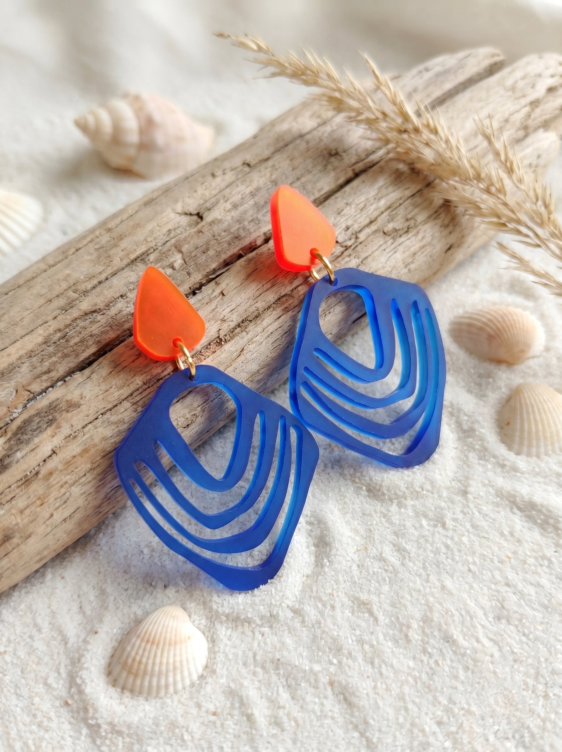 Ohrringe „Ozeanflamme“, Kräftiges Orange satiniert – Royalblau satiniert – Greencast Acryl – Wellenmuster-Design