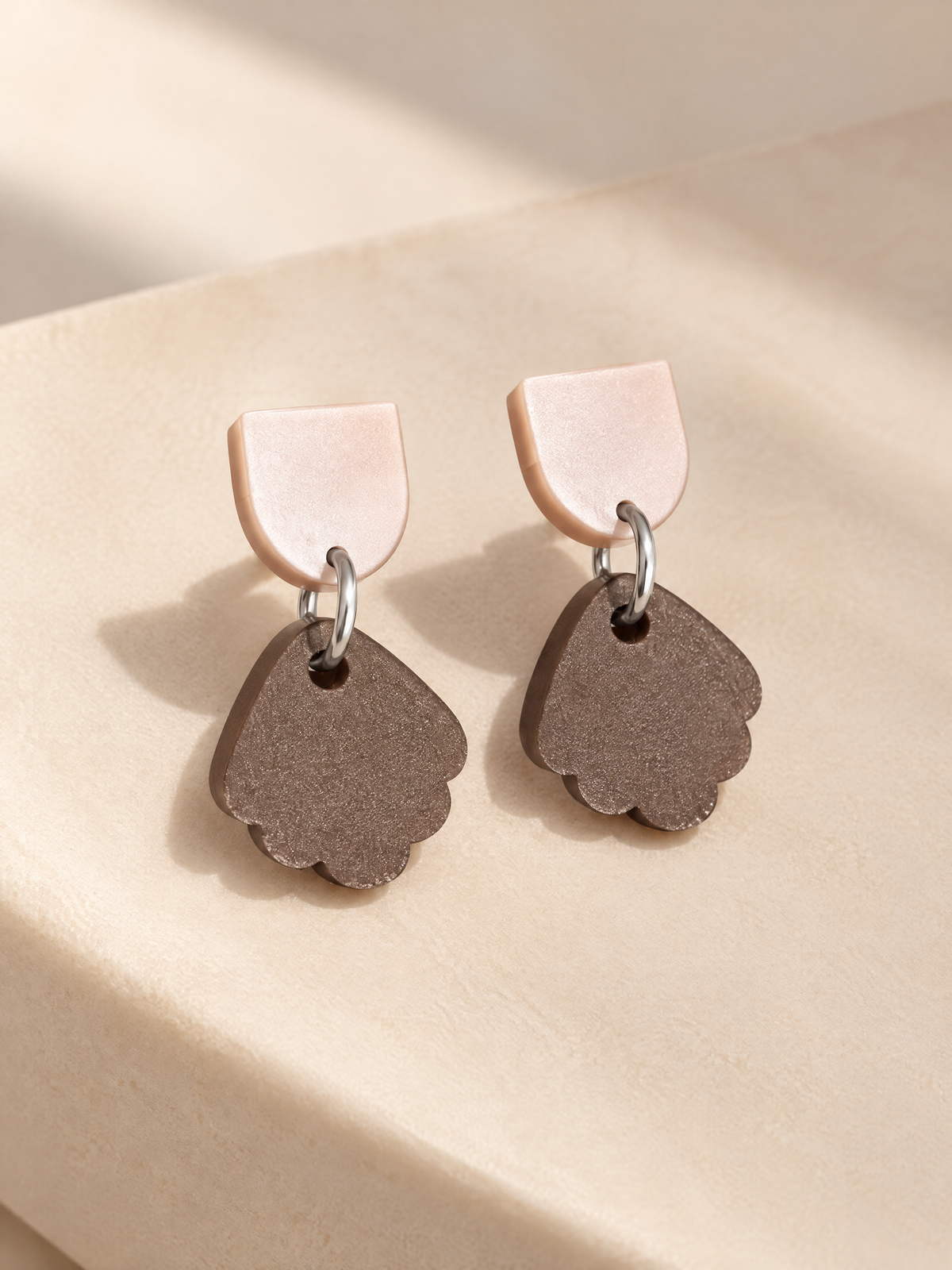 Muschel-Ohrringe Blush-Braun | Öse gold oder silber | Vertäumter Ohrstecker aus Greencast Acryl handmade