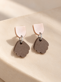Muschel-Ohrringe Blush-Braun | Öse gold oder silber | Vertäumter Ohrstecker aus Greencast Acryl handmade