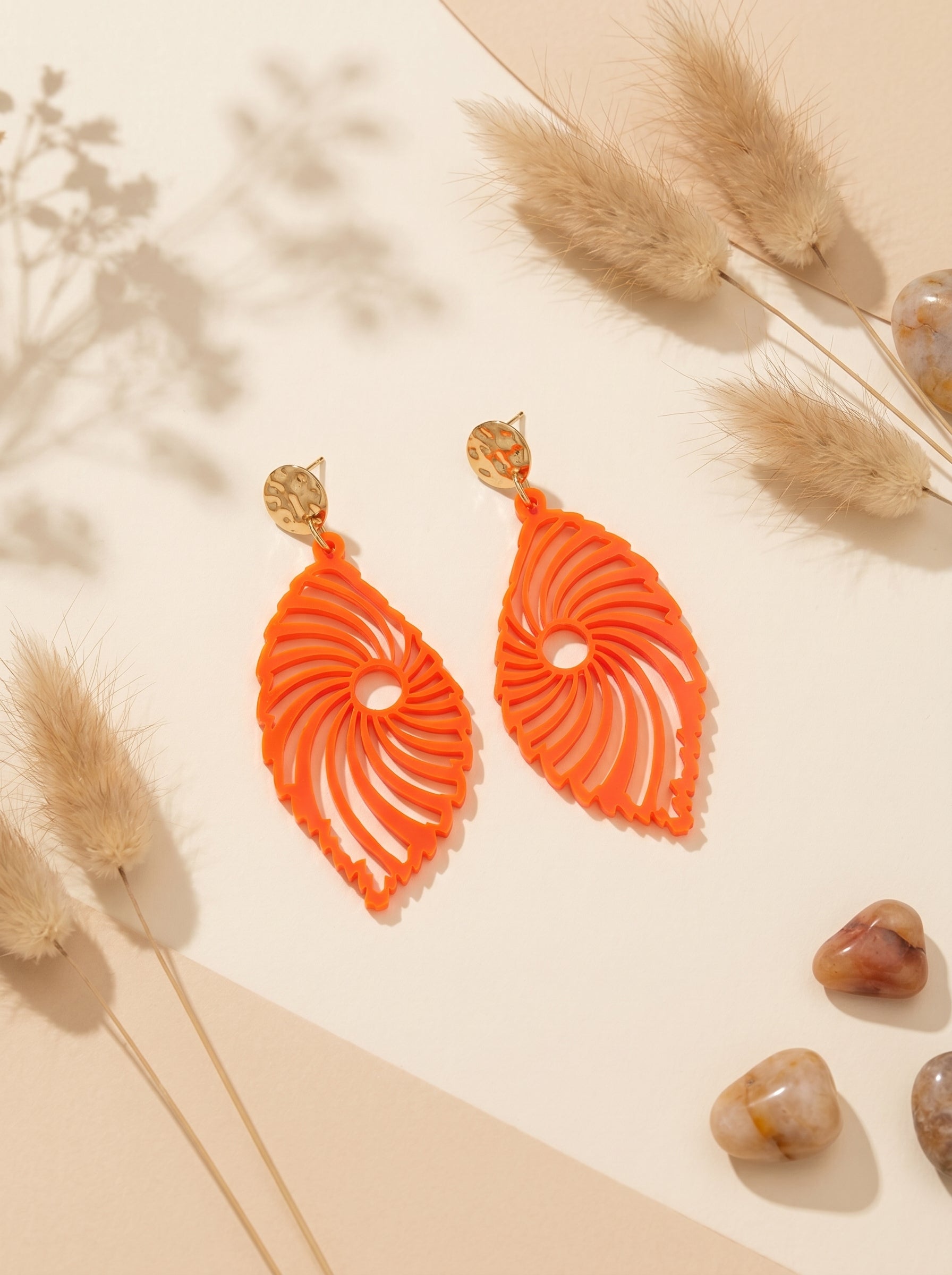 Ohrringe „Feuerblatt“, Kräftiges Orange satiniert – 18 Karat vergoldeter Edelstahl – Spiralmuschel-Design
