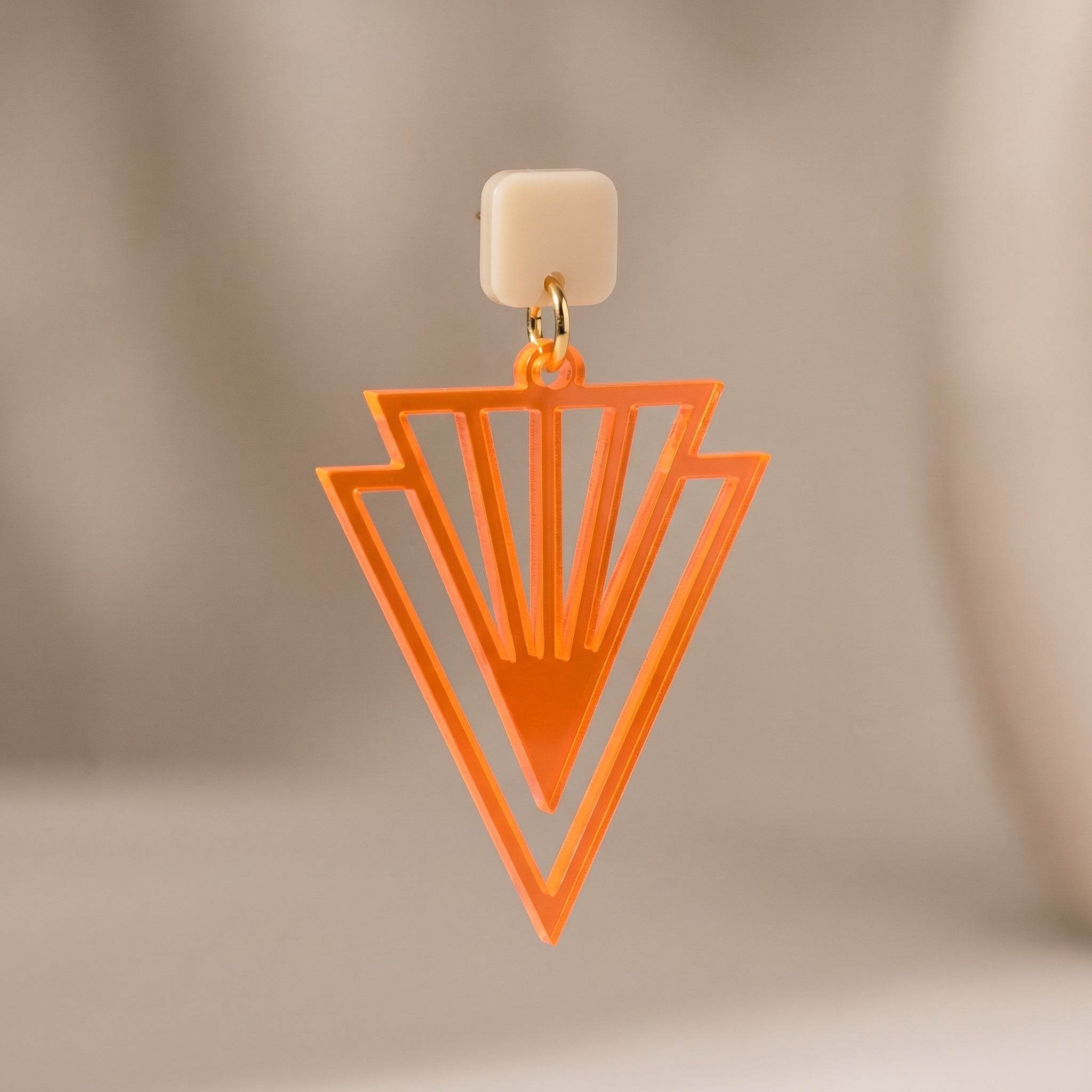 Neon Ohrringe „Sonnenpfeil" – Fluoreszierendes Neon-Orange Acryl mit Elfenbein-Stecker | ZIMI Jewelry