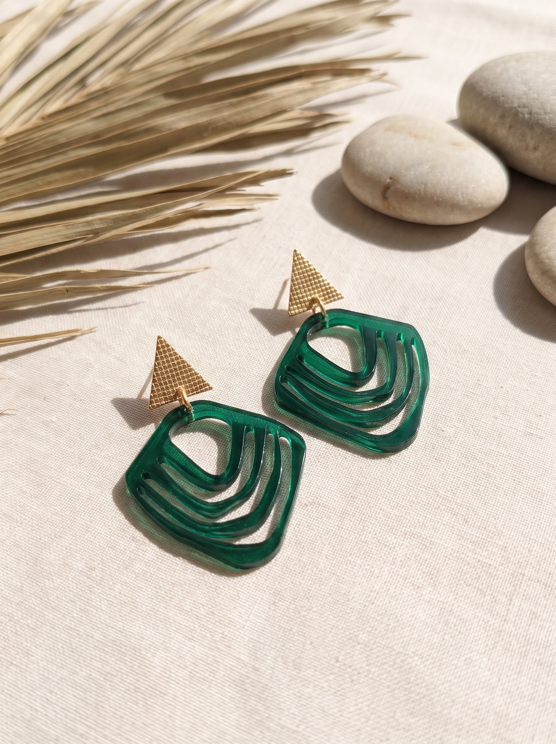 Ohrstecker Dreieck & Muschel Flaschengrün | Greencast Acryl Ohrringe | Edelstahl 18K vergoldet nickelfrei