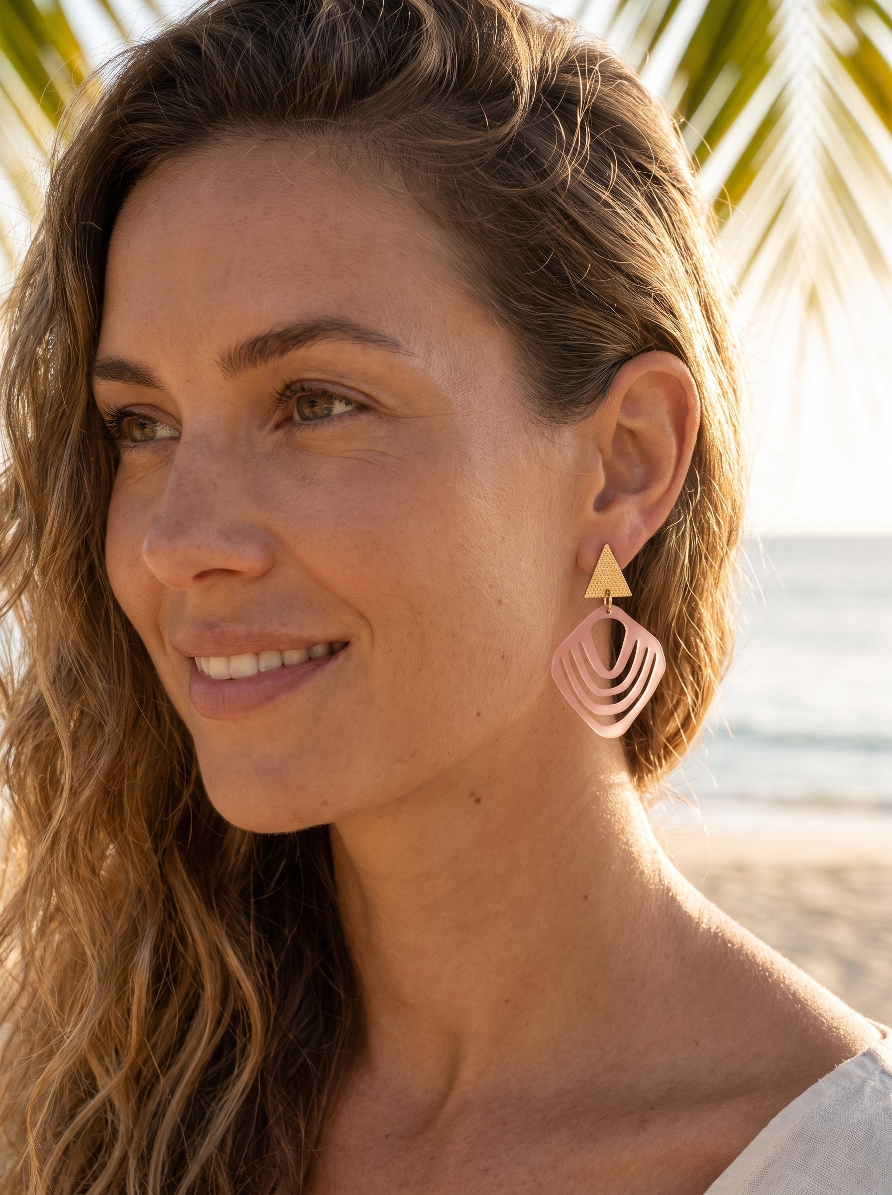 Ohrstecker, Muschel Ohrringe, Dreieck Ohrringe, maritime Ohrringe, rosa Ohrringe, zartrosa Ohrringe, rosé Ohrringe, feminine Ohrringe, nickelfreie Ohrringe, Ohrringe vergoldet, 18 Karat vergoldet, Greencast Acryl, Acryl Ohrringe, leichte Ohrringe, handmade Ohrringe, Ohrringe Deutschland, Sommer Ohrringe, ZIMI Jewelry