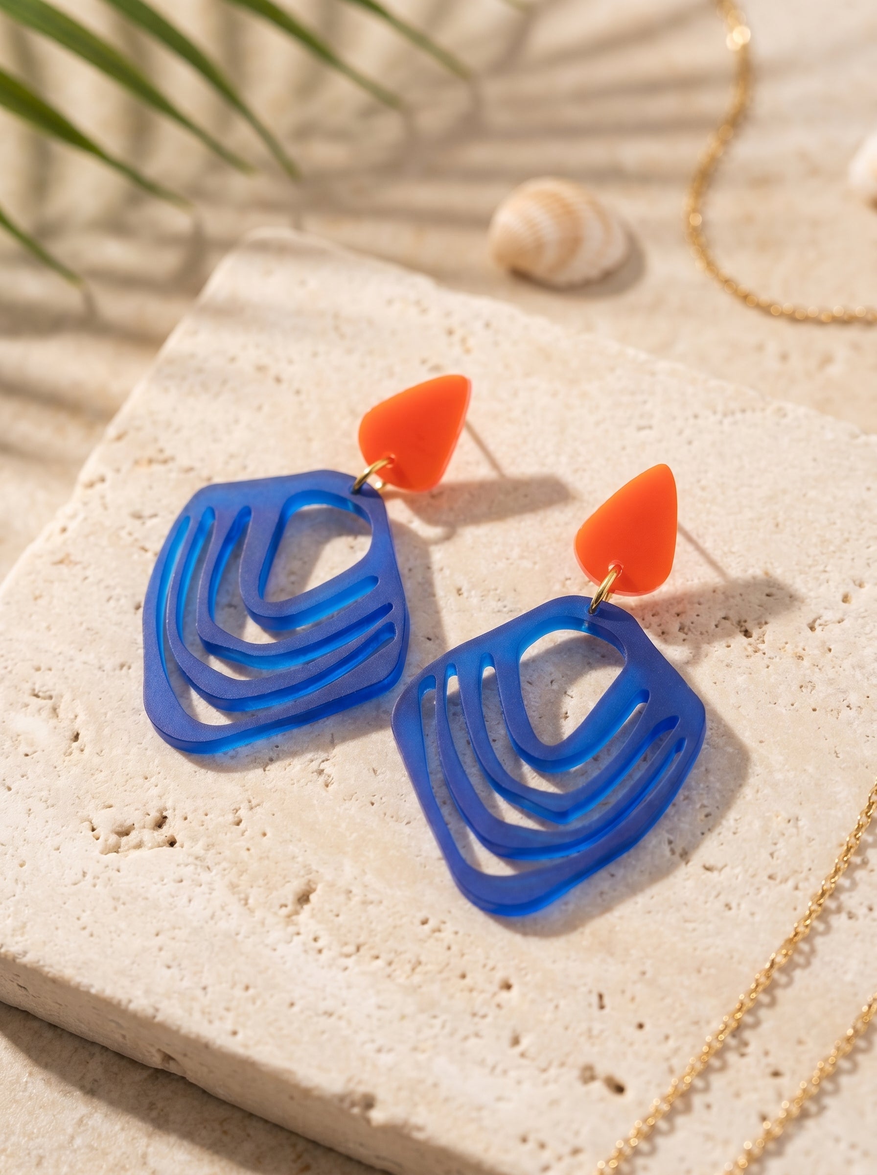 Ohrringe „Ozeanflamme“, Kräftiges Orange satiniert – Royalblau satiniert – Greencast Acryl – Wellenmuster-Design