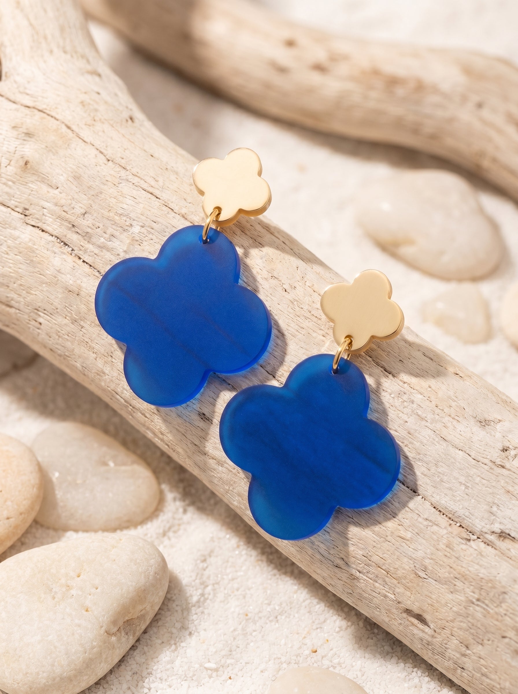 Ohrringe „Saphirklee“ , Royalblau satiniert – Goldcreme – Greencast Acryl – Kleeblatt-Design
