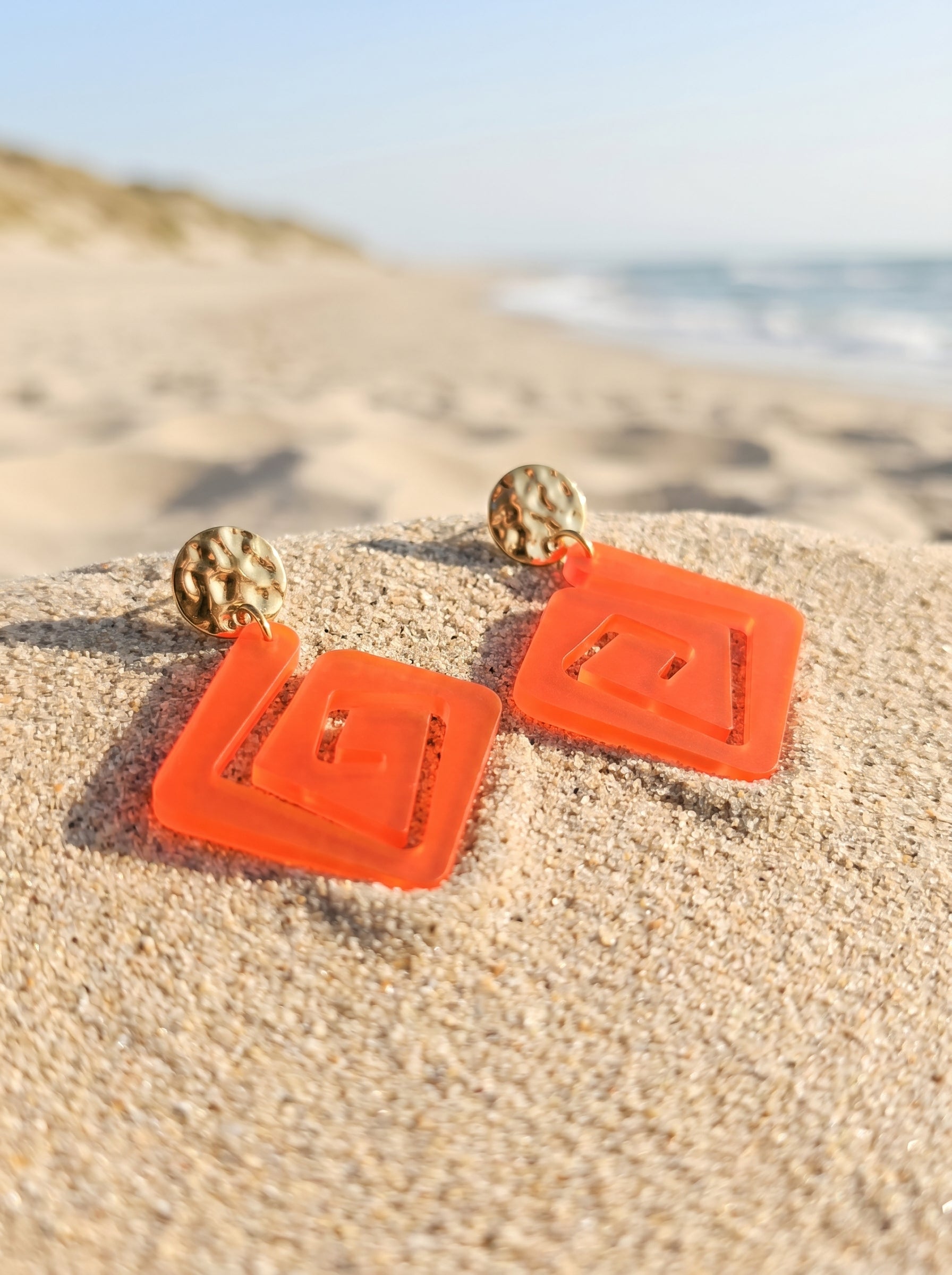 Ohrringe „Labyrinthorange“, Kräftiges Orange satiniert – 18 Karat vergoldeter Edelstahl – Mäander-Design
